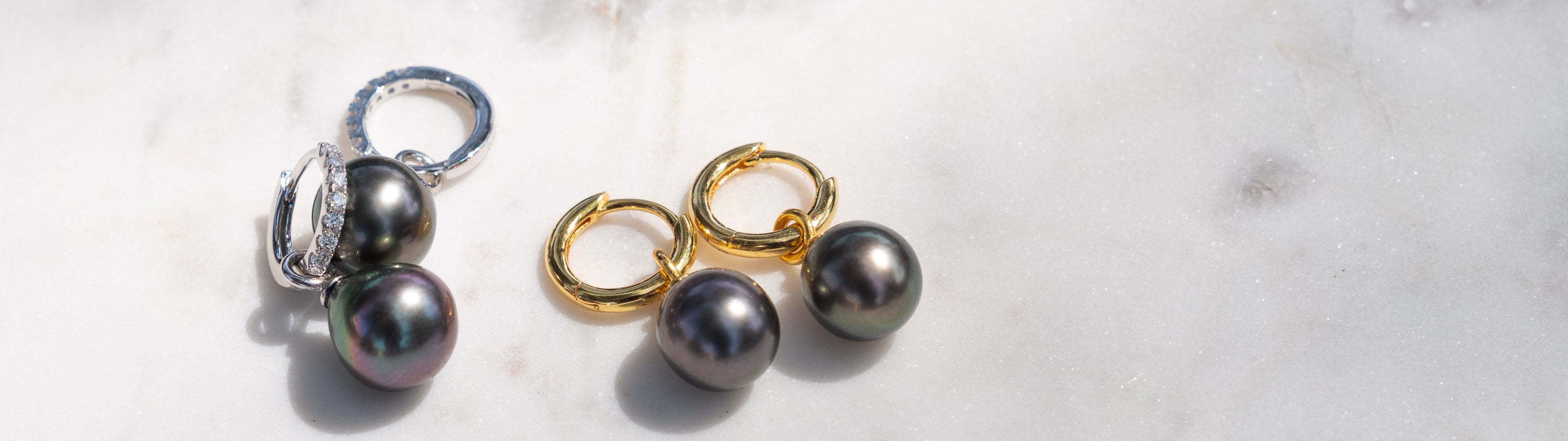 Mujer con pendientes de perlas cultivadas tahitianas negras