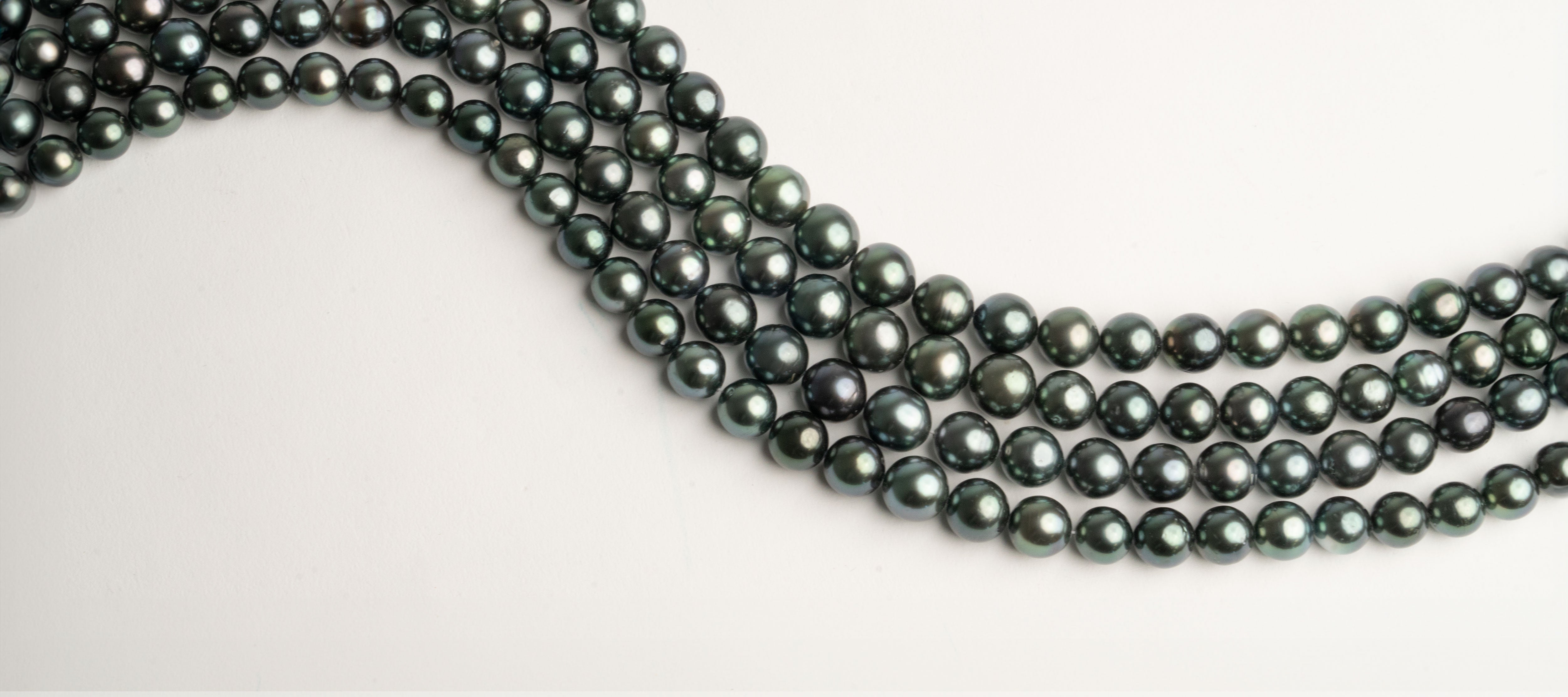 Chica con pendientes de perlas cultivadas Tahitianas Secret & You