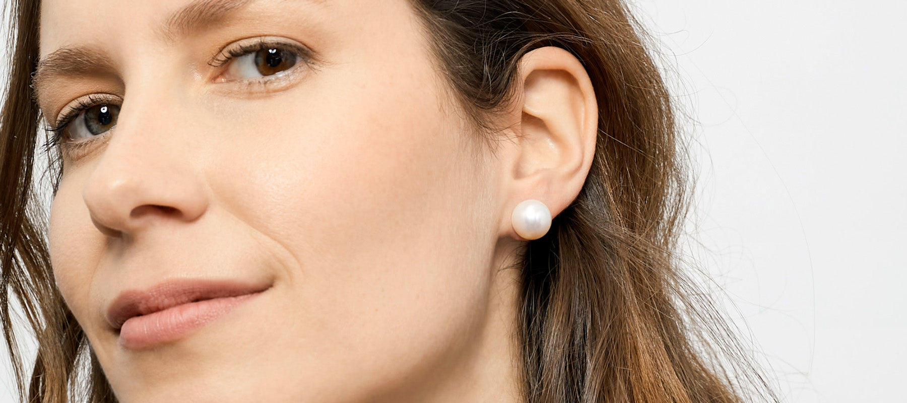 Mujer con pendientes de perlas australianas Secret & You