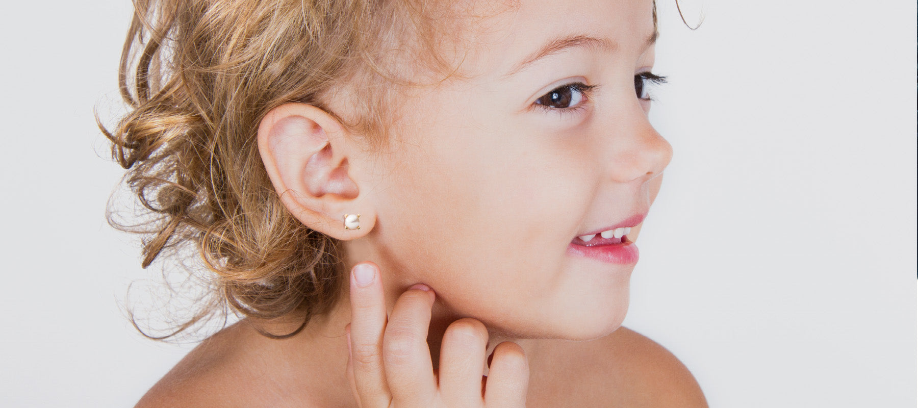 Niña con pendientes de perlas cultivadas y oro de 18 k Secret & You