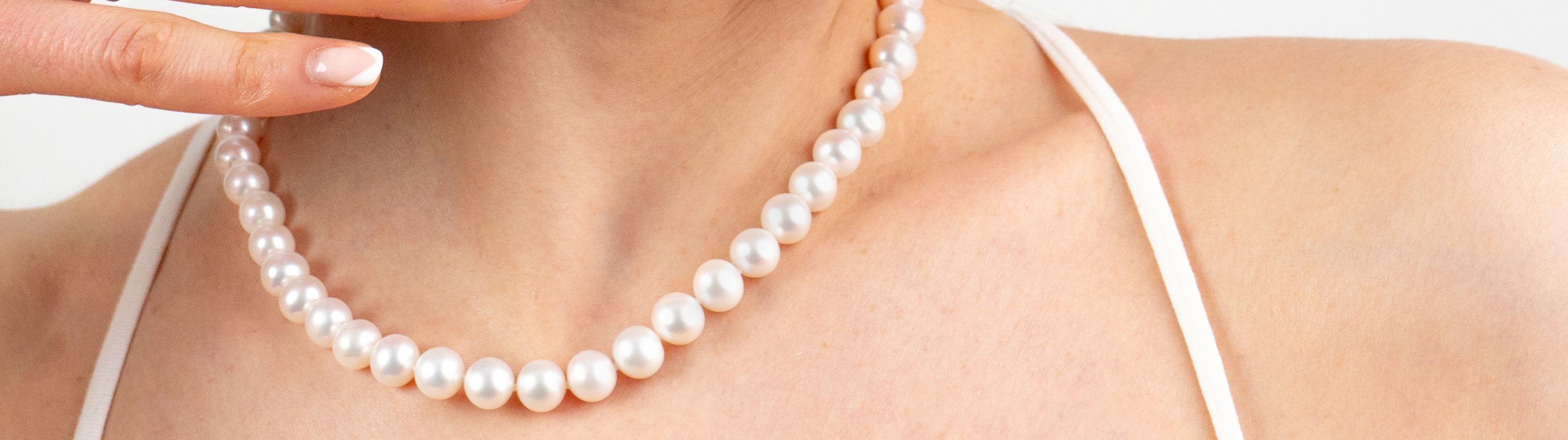 Mujer con collar de perlas cultivadas barrocas blancas