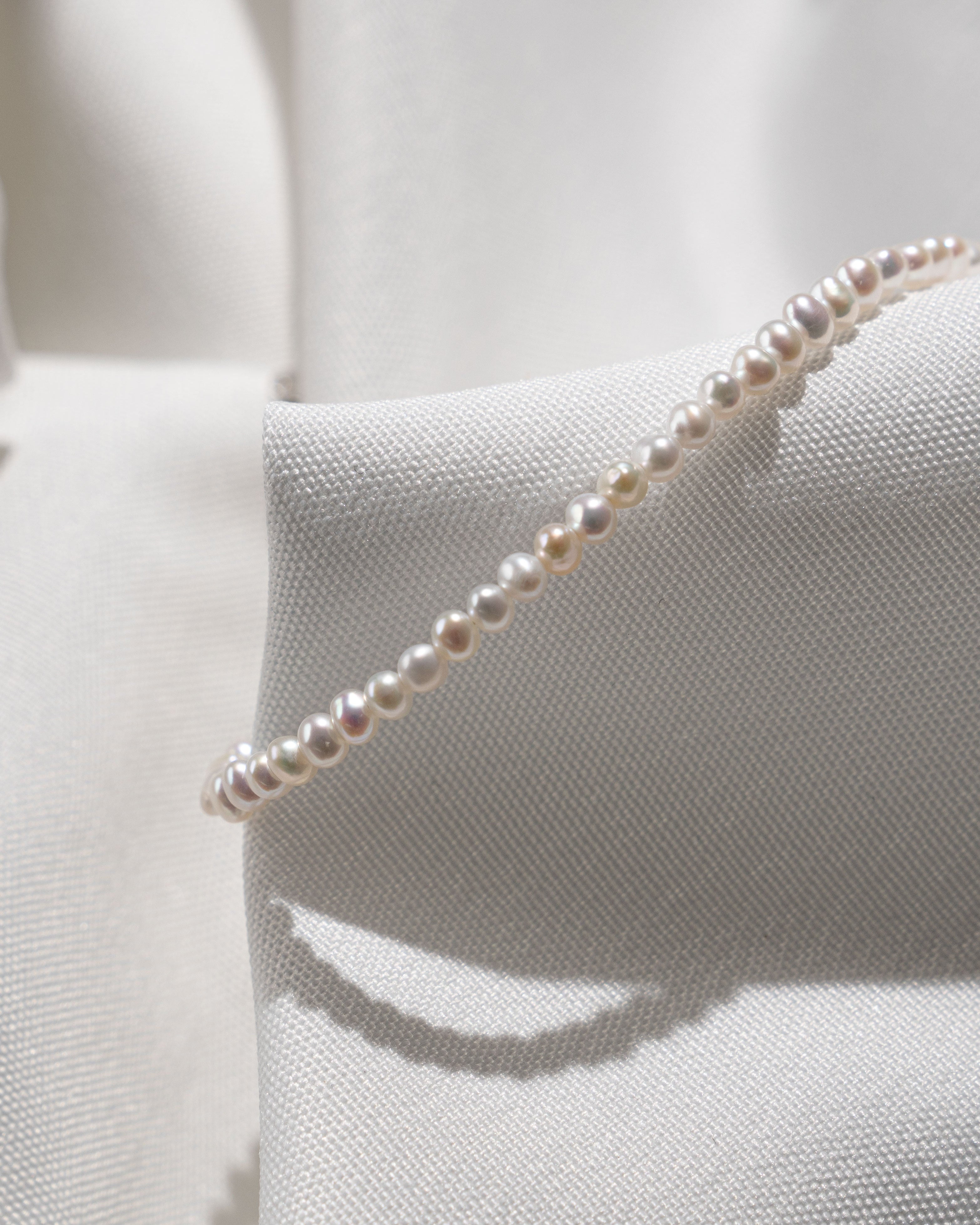 Pulsera de perlas cultivadas de agua dulce pequeñas de 3-4 mm redondas