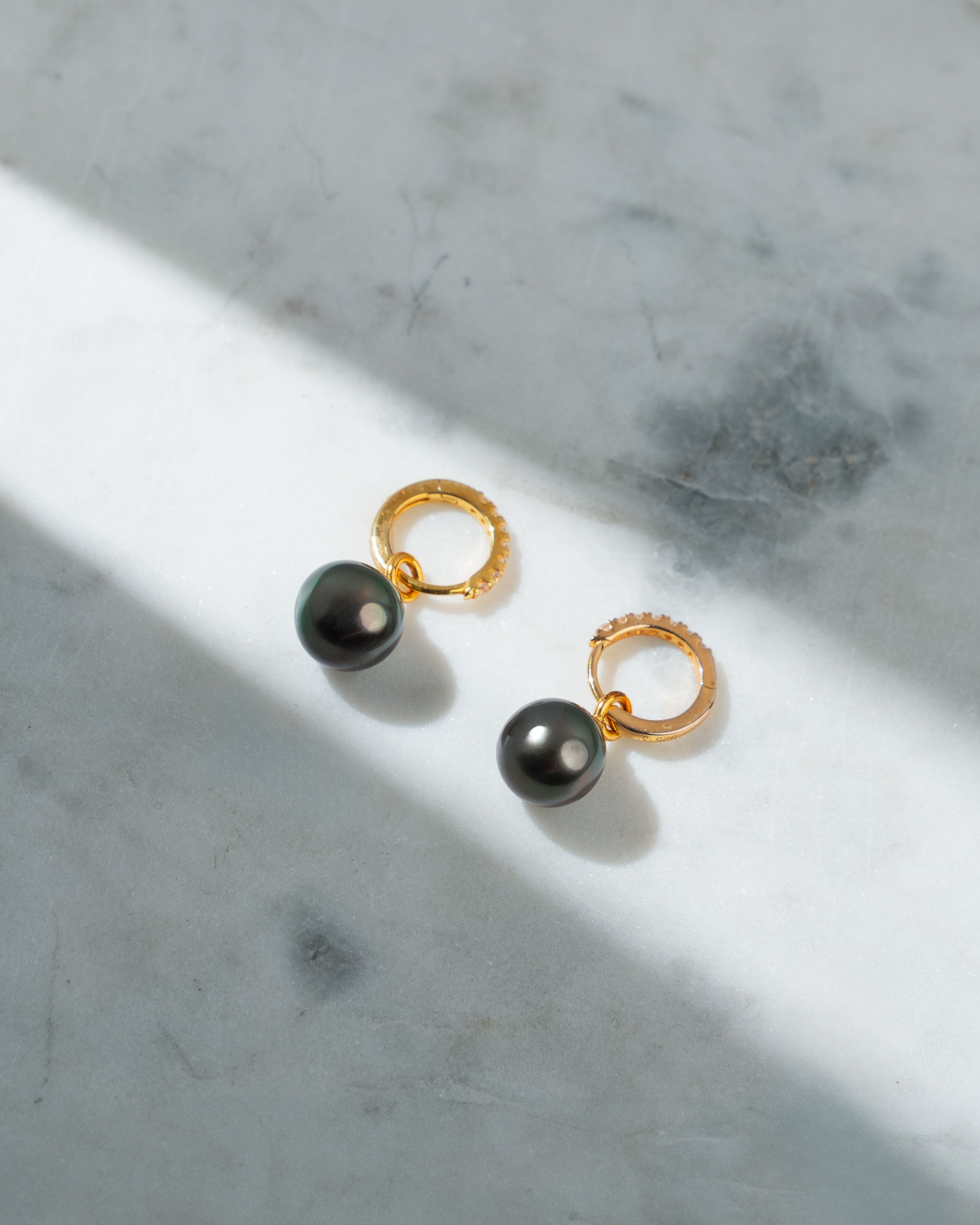 Aros de Oro Amarillo de 18k con Diamantes y Perla Tahití Redonda