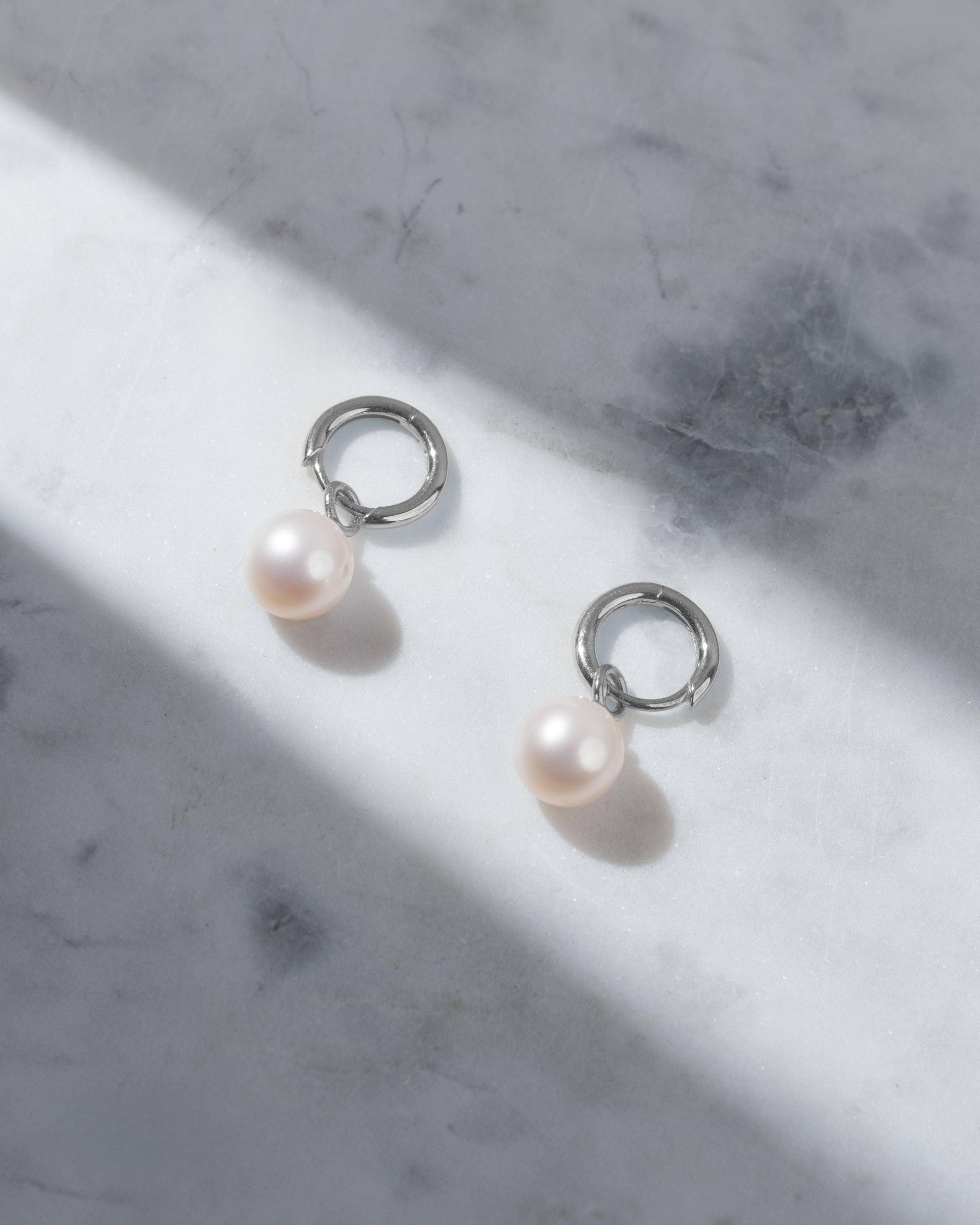 Aros de oro blanco de 18k con perla redonda