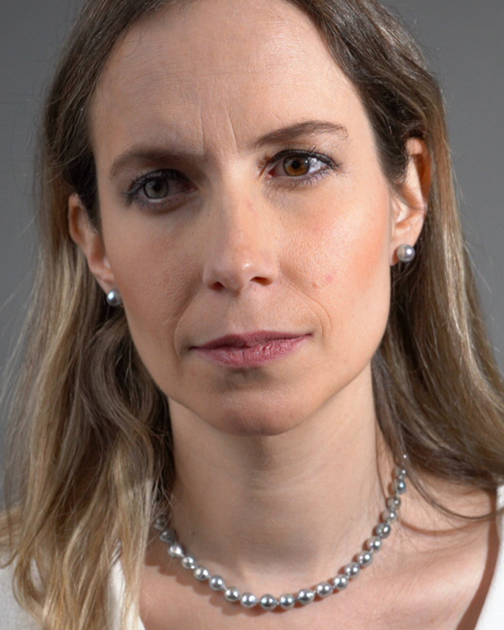 Pendientes de perlas cultivadas akoya grises azuladas oro blanco