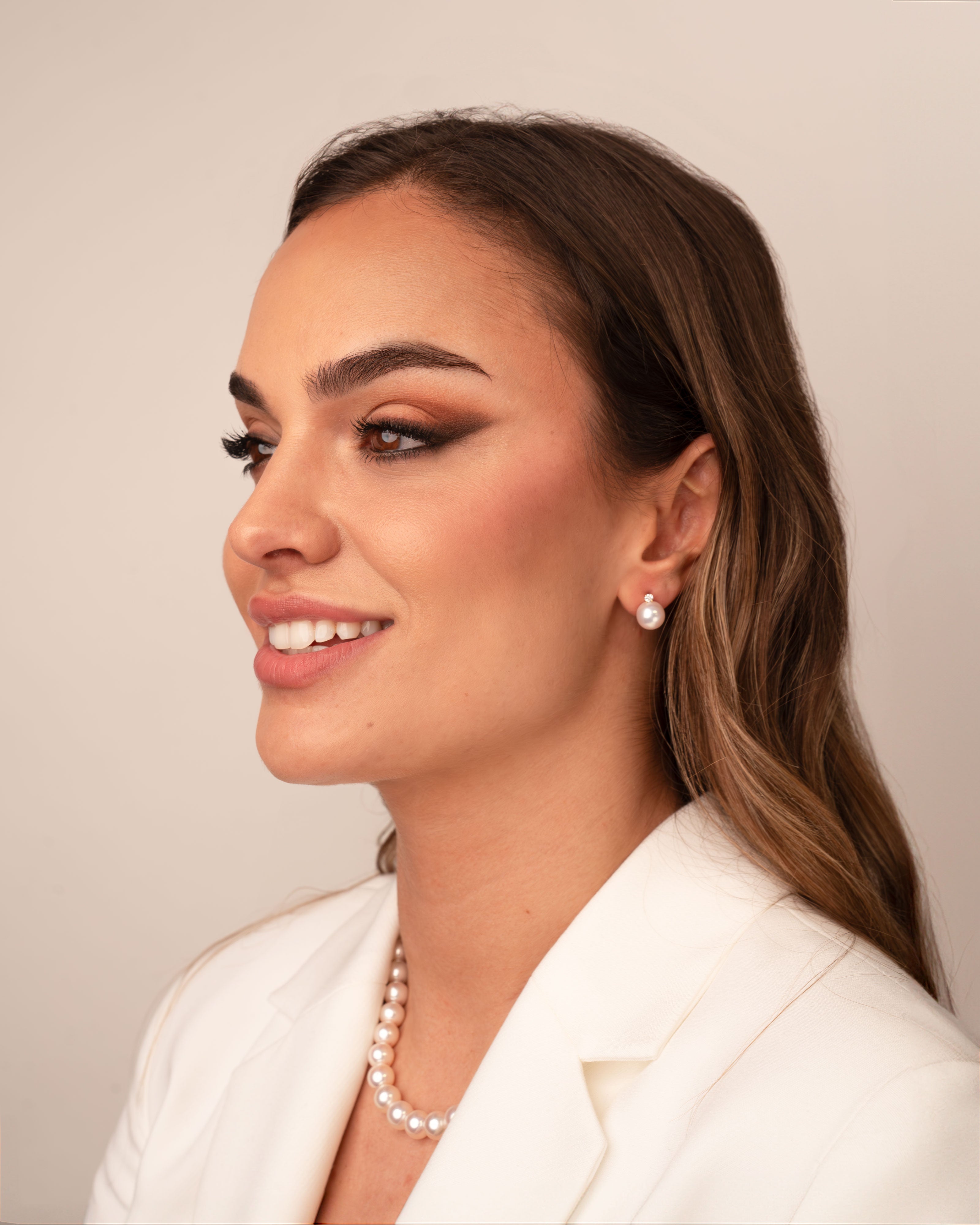 Foto modelo Pendientes Elara con Perlas Australianas y Diamantes en Oro | 9 - 10 mm