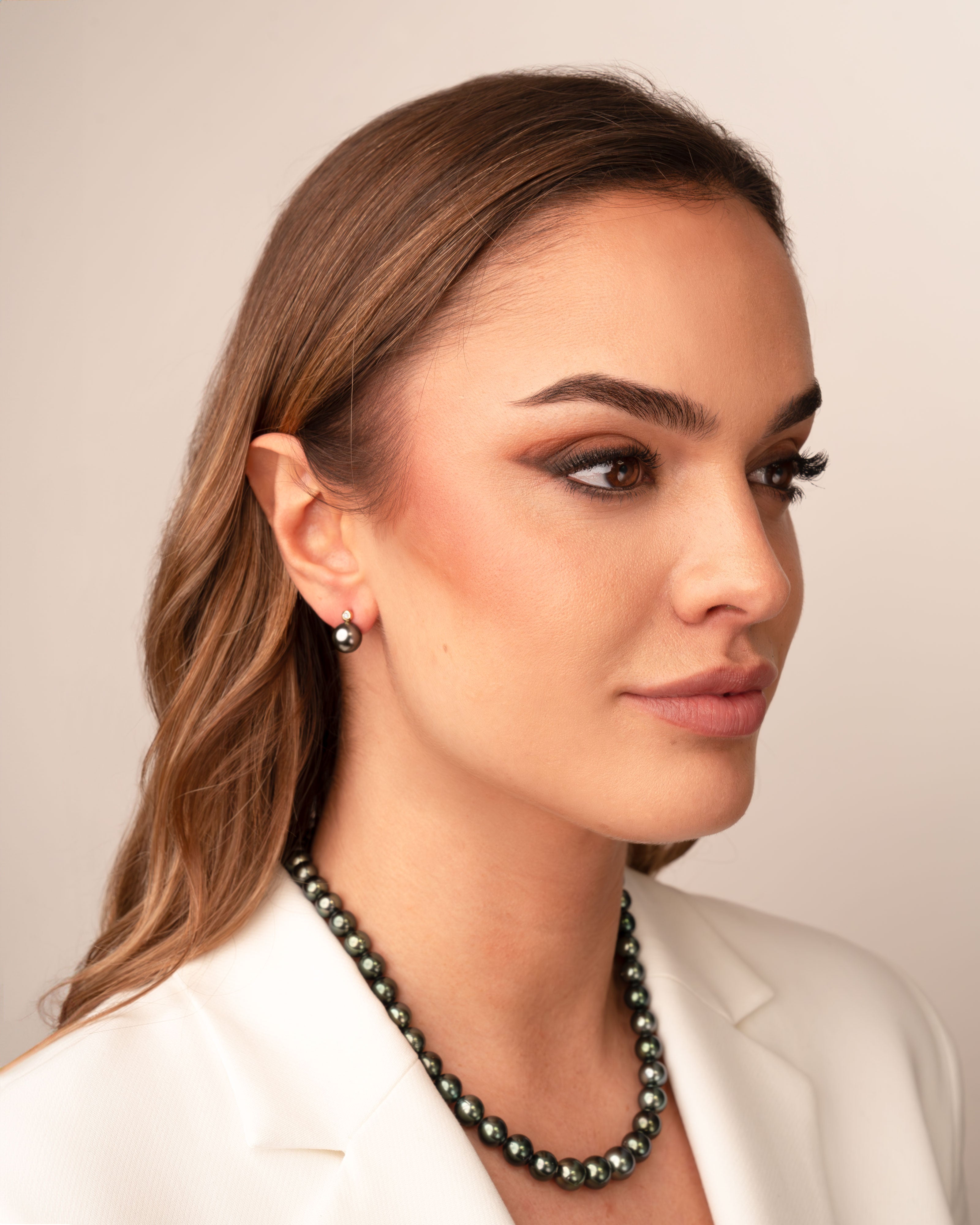 Foto Modelo Pendientes Lyra con Perlas Tahiti y Diamantes Redondos en Oro Blanco | 9 - 10 mm