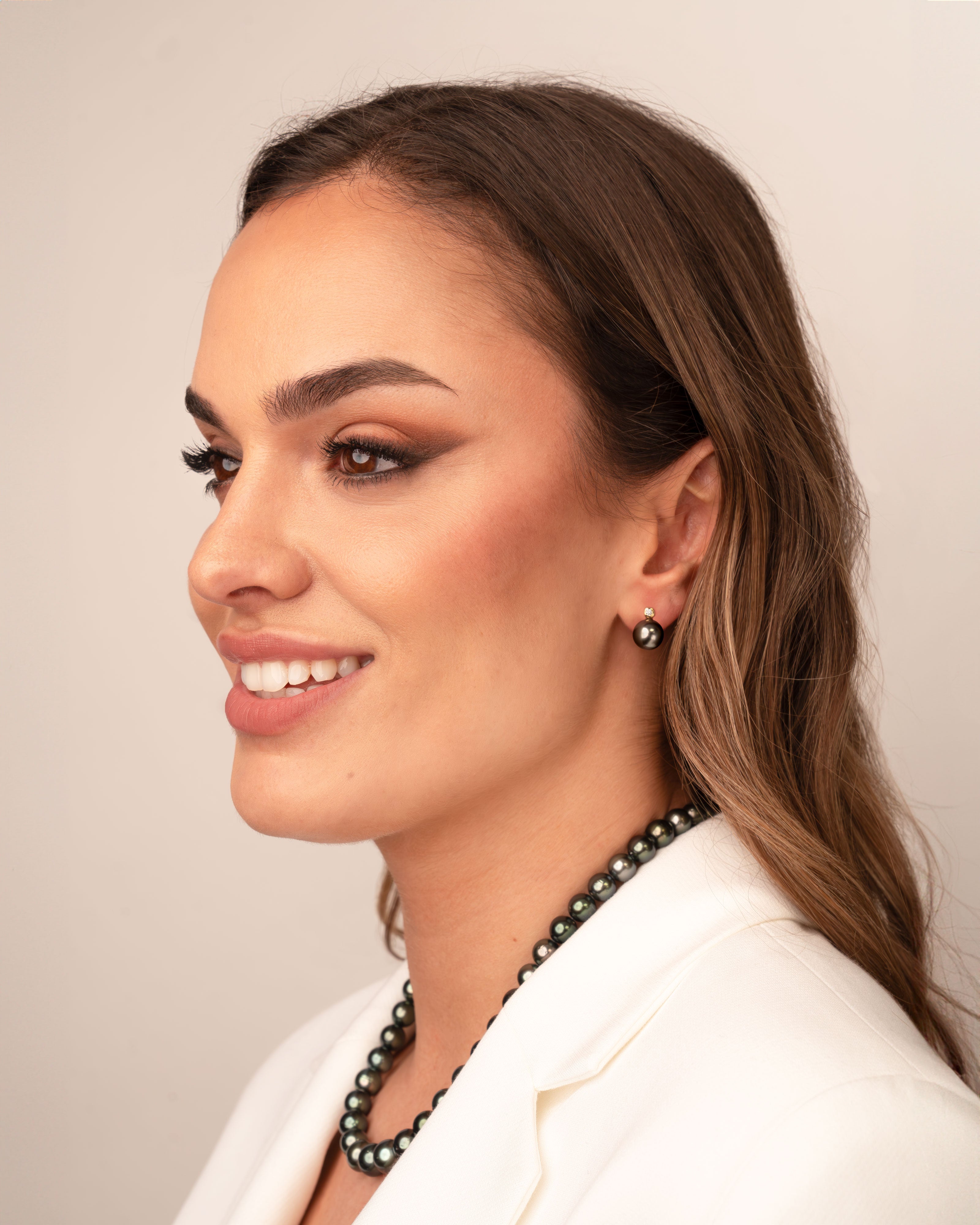 Foto Modelo Pendientes Lyra con Perlas Tahiti y Diamantes Redondos en Oro Blanco | 9 - 10 mm