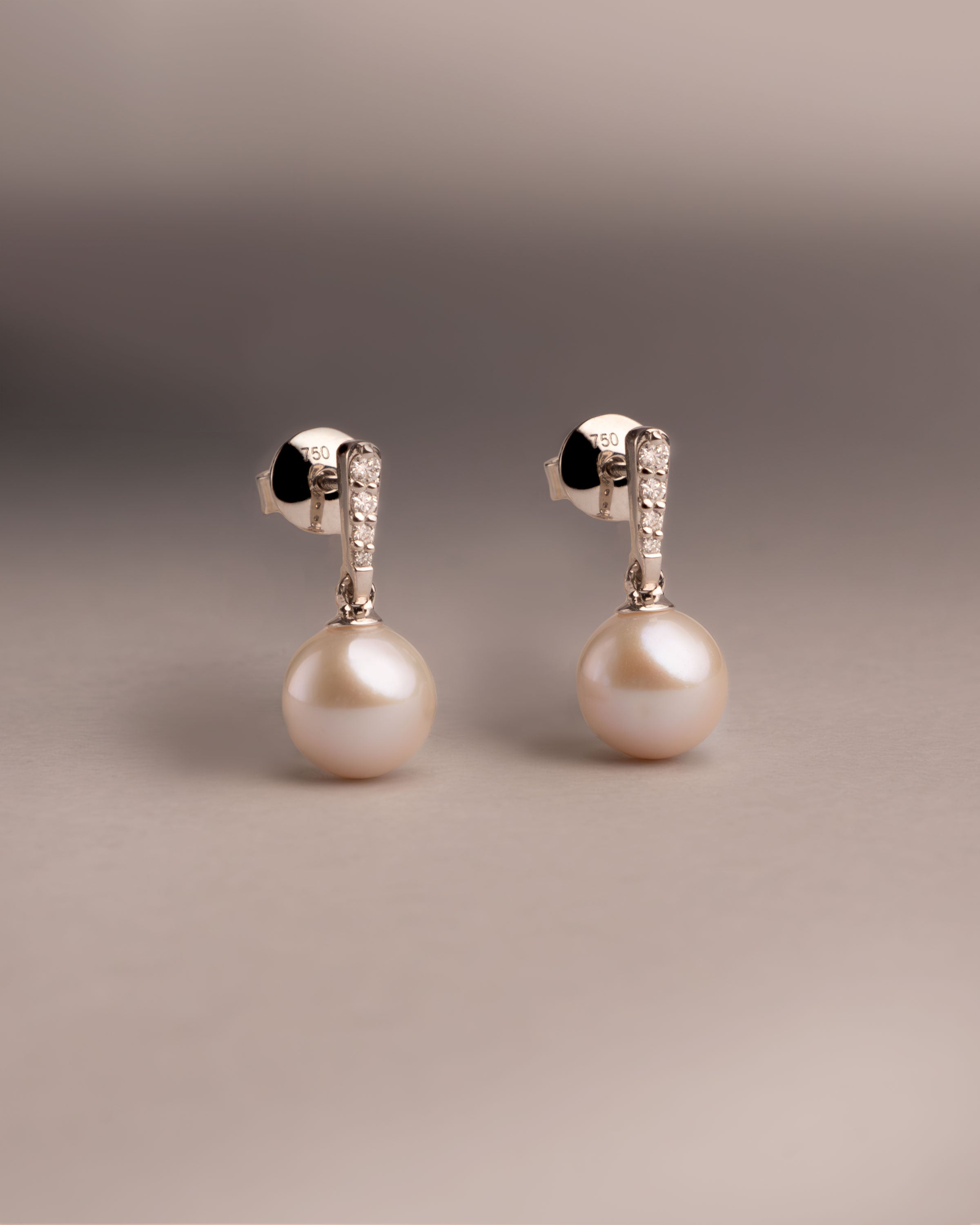 Pendientes Alyssa con Perlas Agua dulce y Diamantes en Oro Blanco | 8 - 8,5 mm