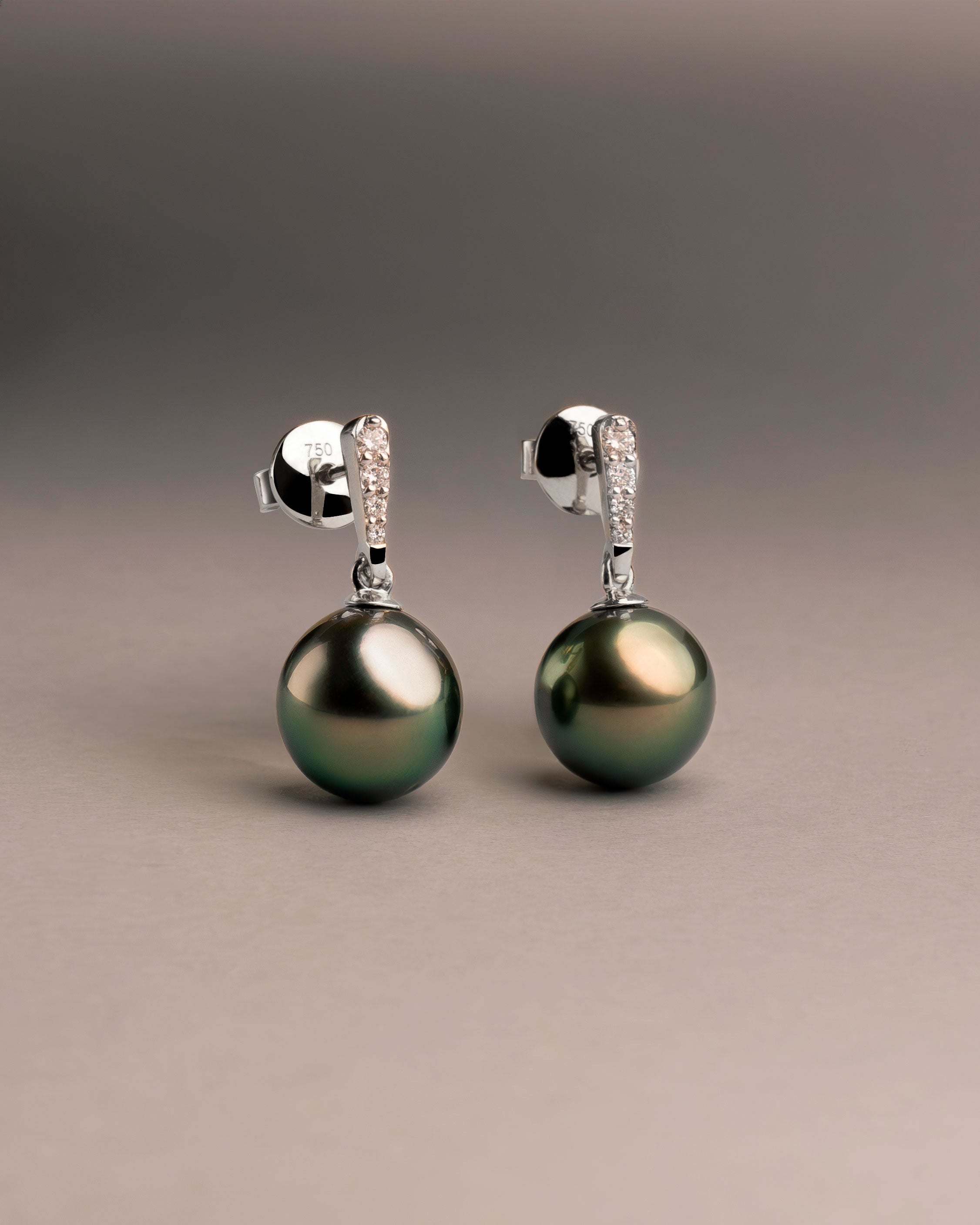 Pendientes Alyssa con Perlas Tahiti y Diamantes en Oro Blanco | 9 - 10 mm