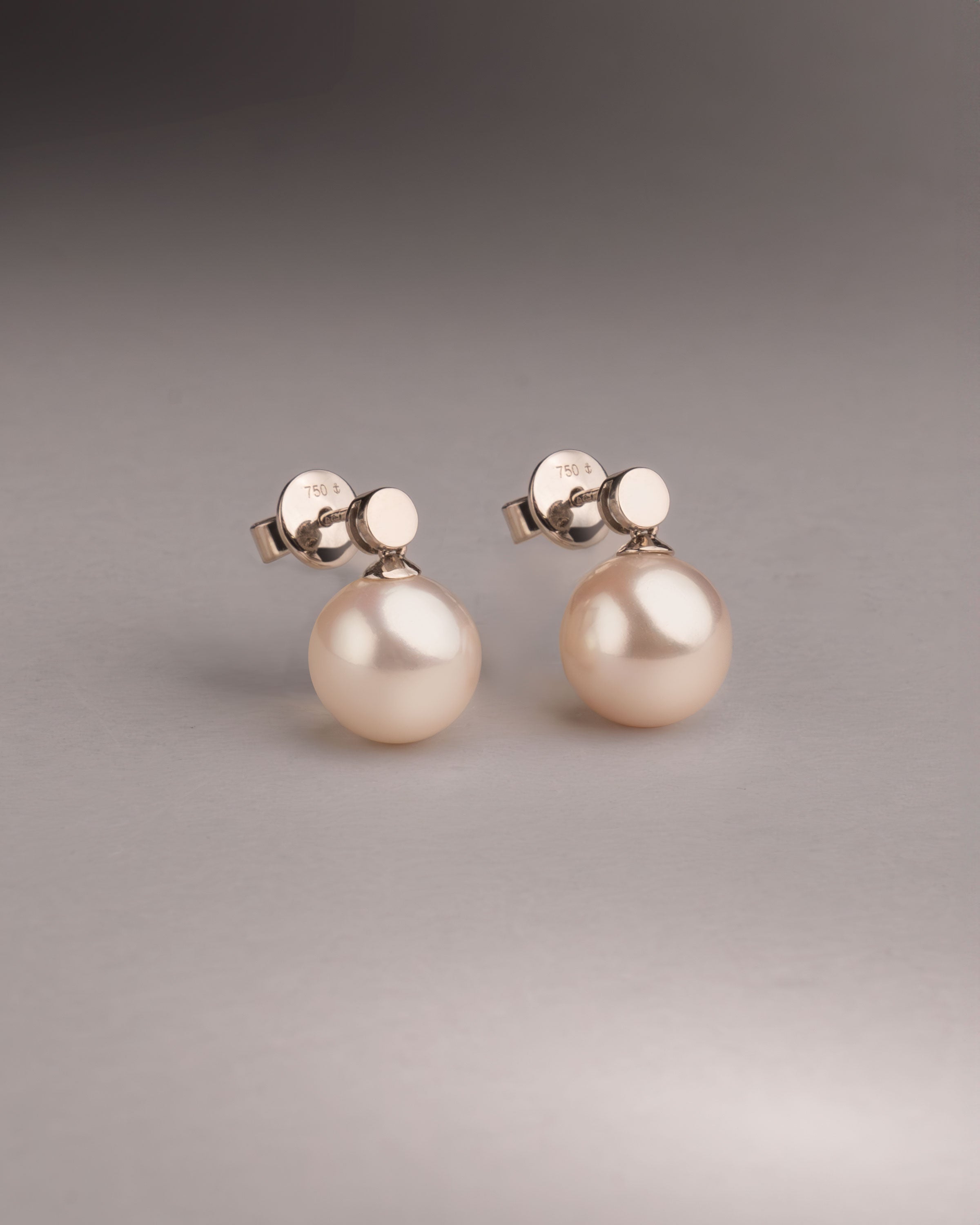 Pendientes Cassia con Perlas de Agua dulce y Disco de Oro Blanco | 9- 10 mm
