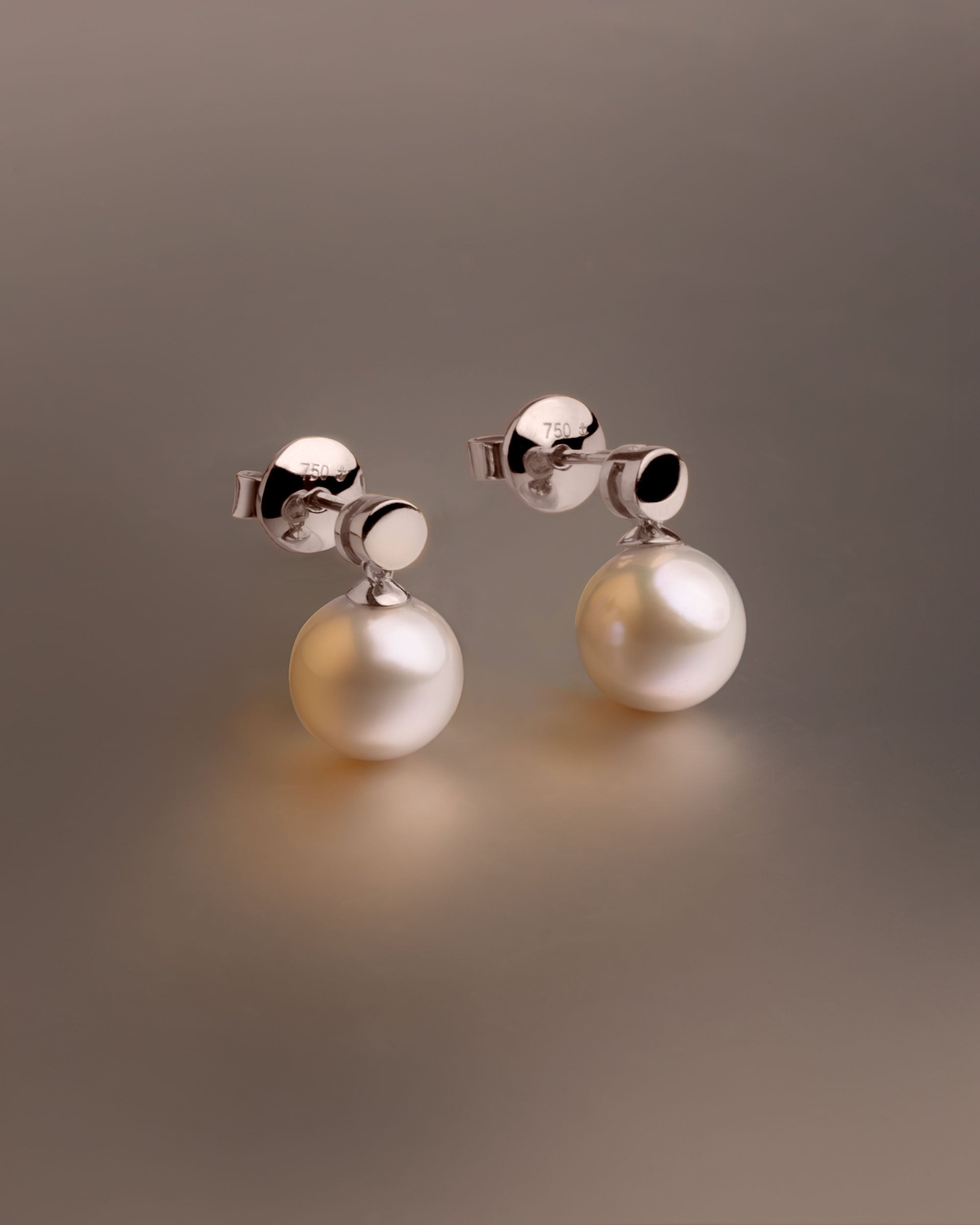 Pendientes Cassia con Perlas Akoya y Disco de Oro Blanco | 7,5 - 8 mm