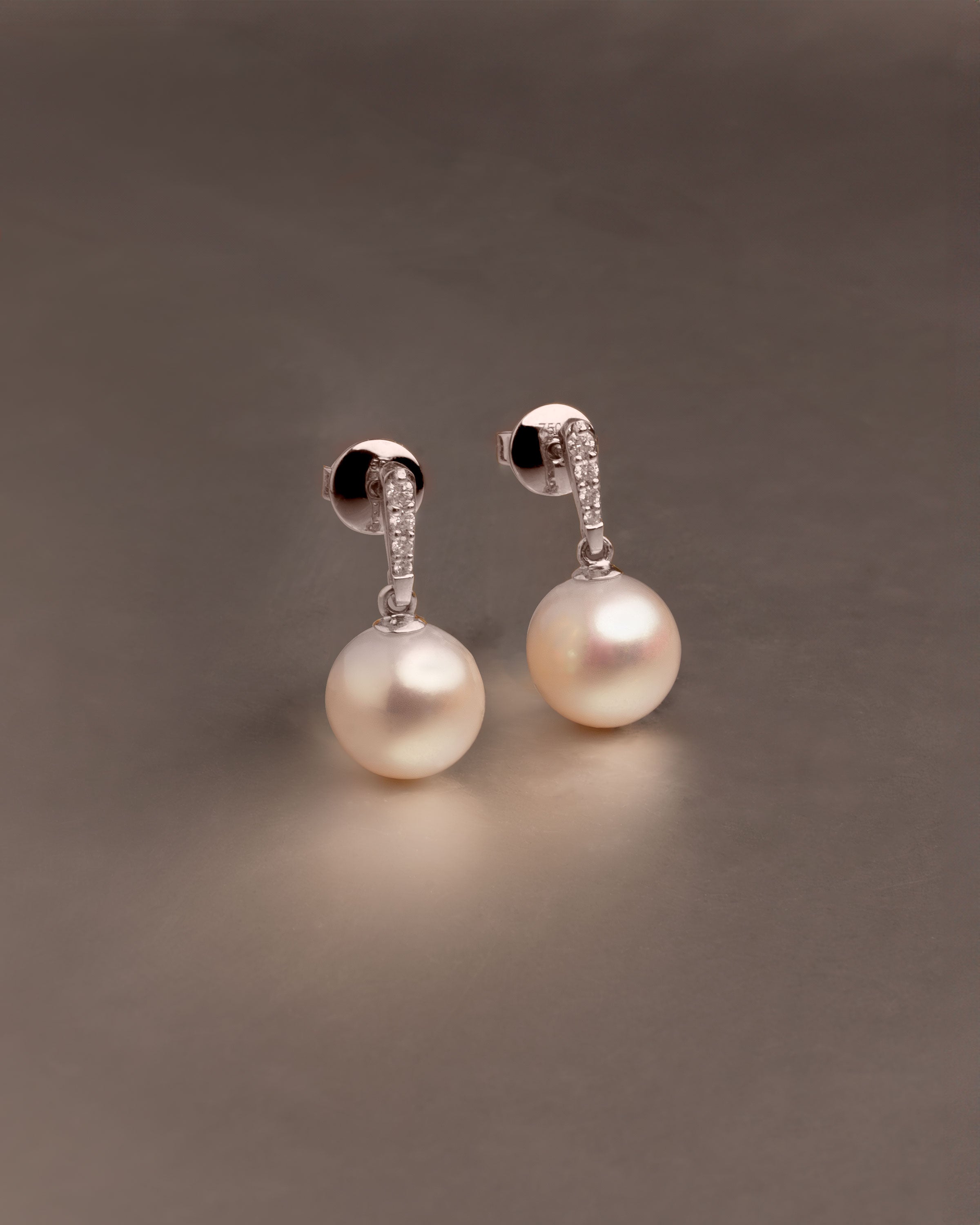 Pendientes Alyssa con Perlas Agua dulce y Diamantes en Oro Blanco | 9- 10 mm
