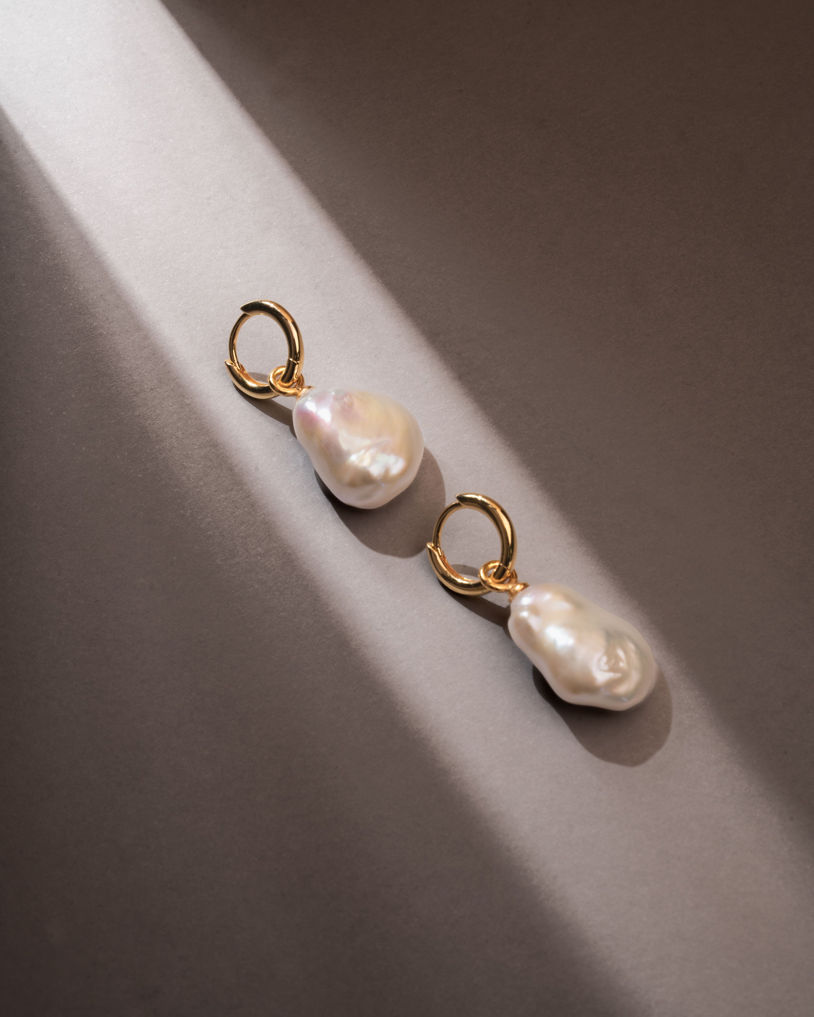 Aros de oro 18k con perla keshi