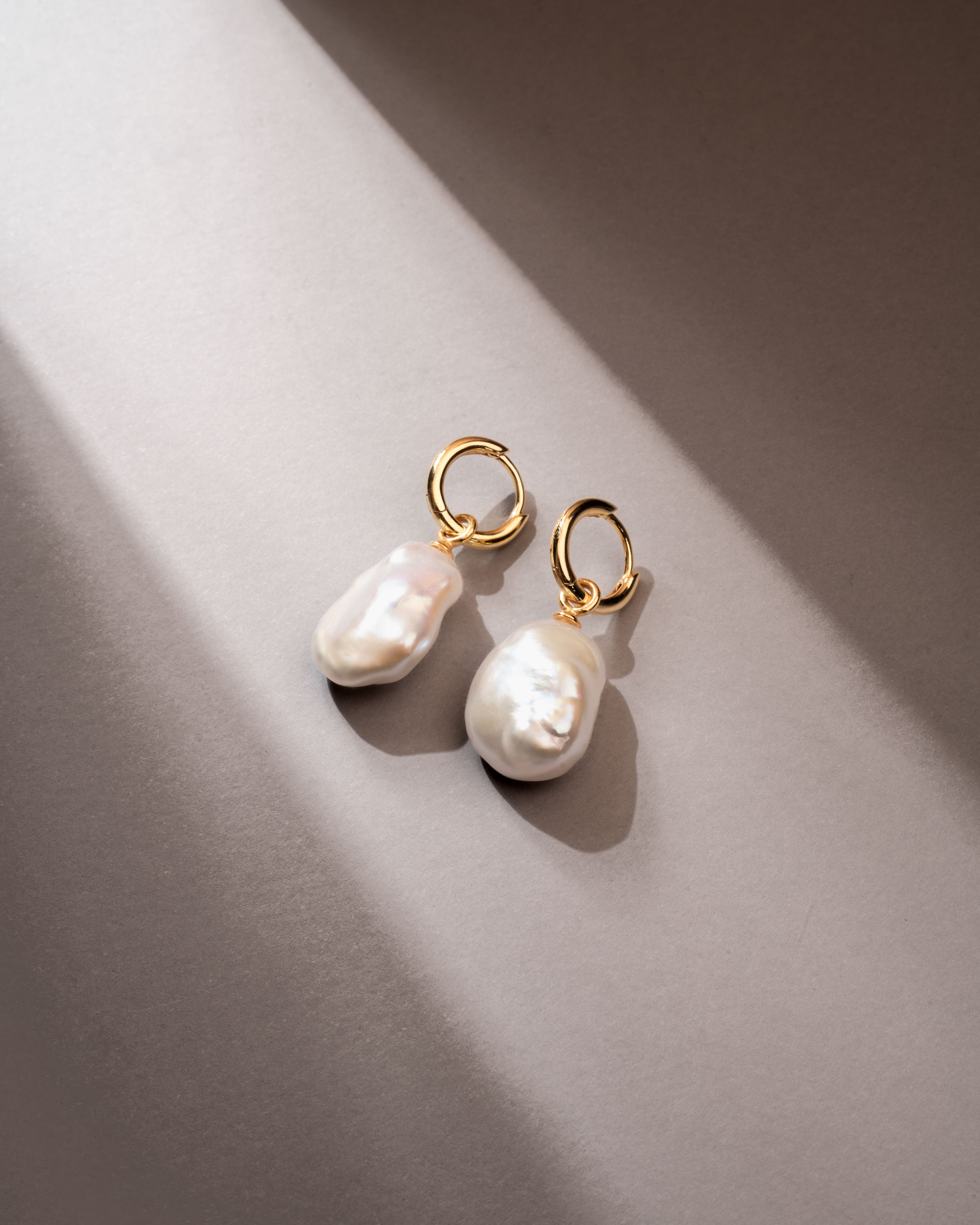 Aros de oro 18k con perla keshi