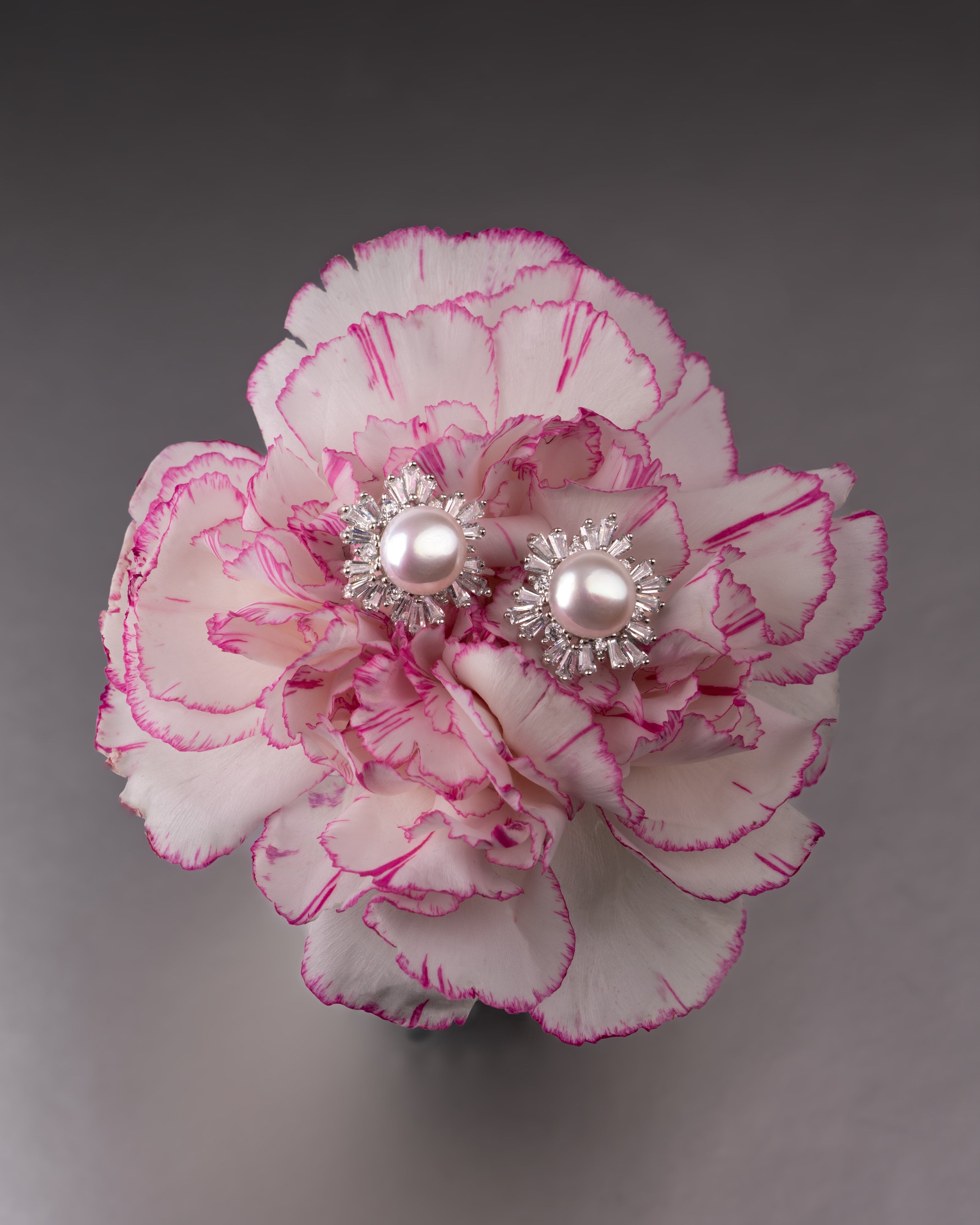 Pendientes Marga de perla botón 7-8 mm con circonitas | Colección Bloom