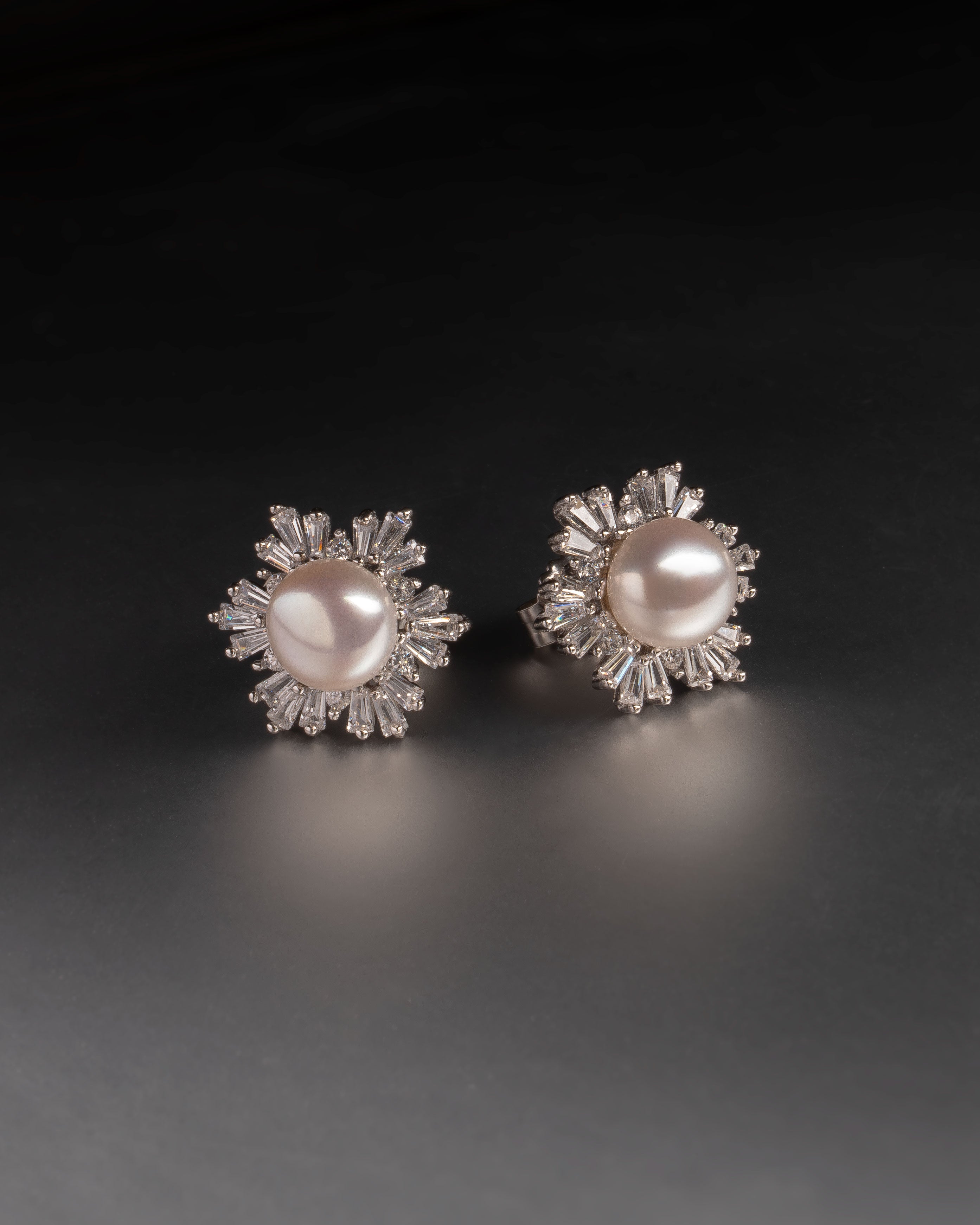 Pendientes Marga de perla botón 7-8 mm con circonitas | Colección Bloom