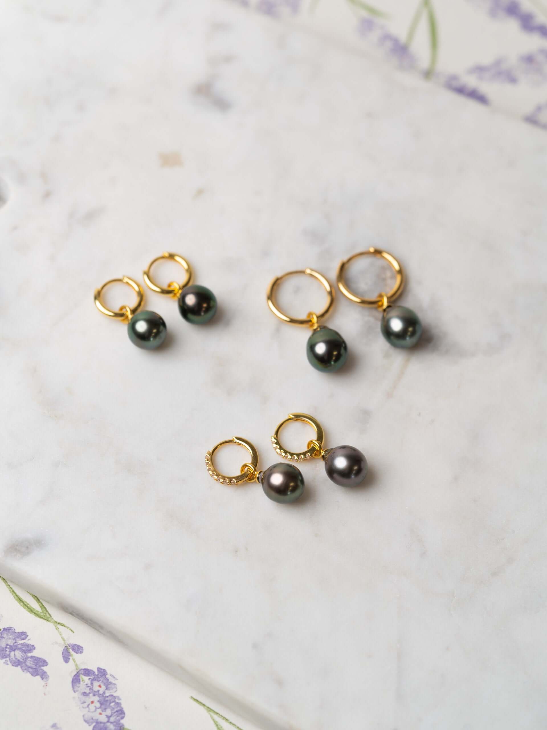 Aros de Oro Amarillo de 18k con Diamantes y Perla Tahití Redonda