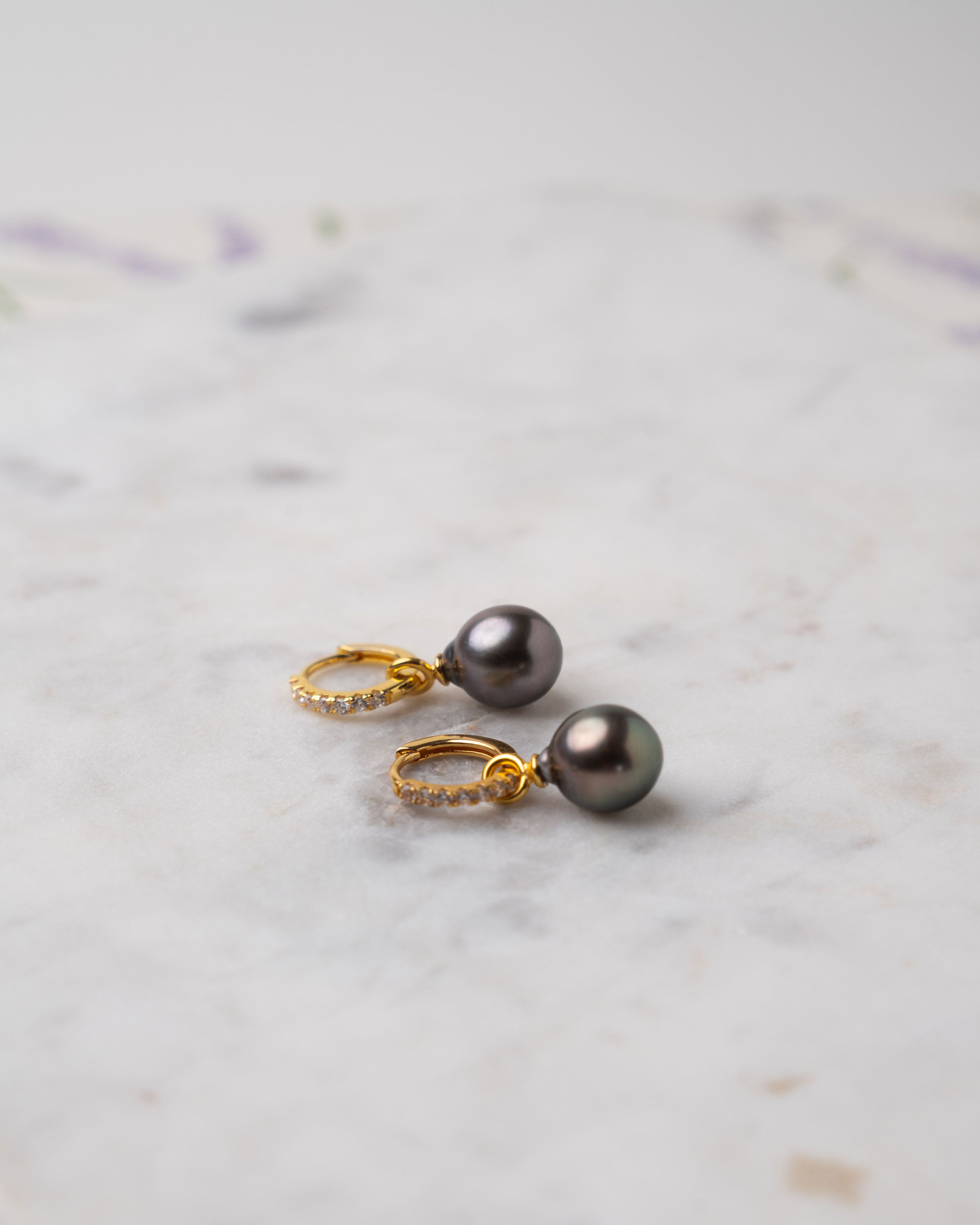 Aros de Oro Amarillo de 18k con Diamantes y Perla Tahití Barroca