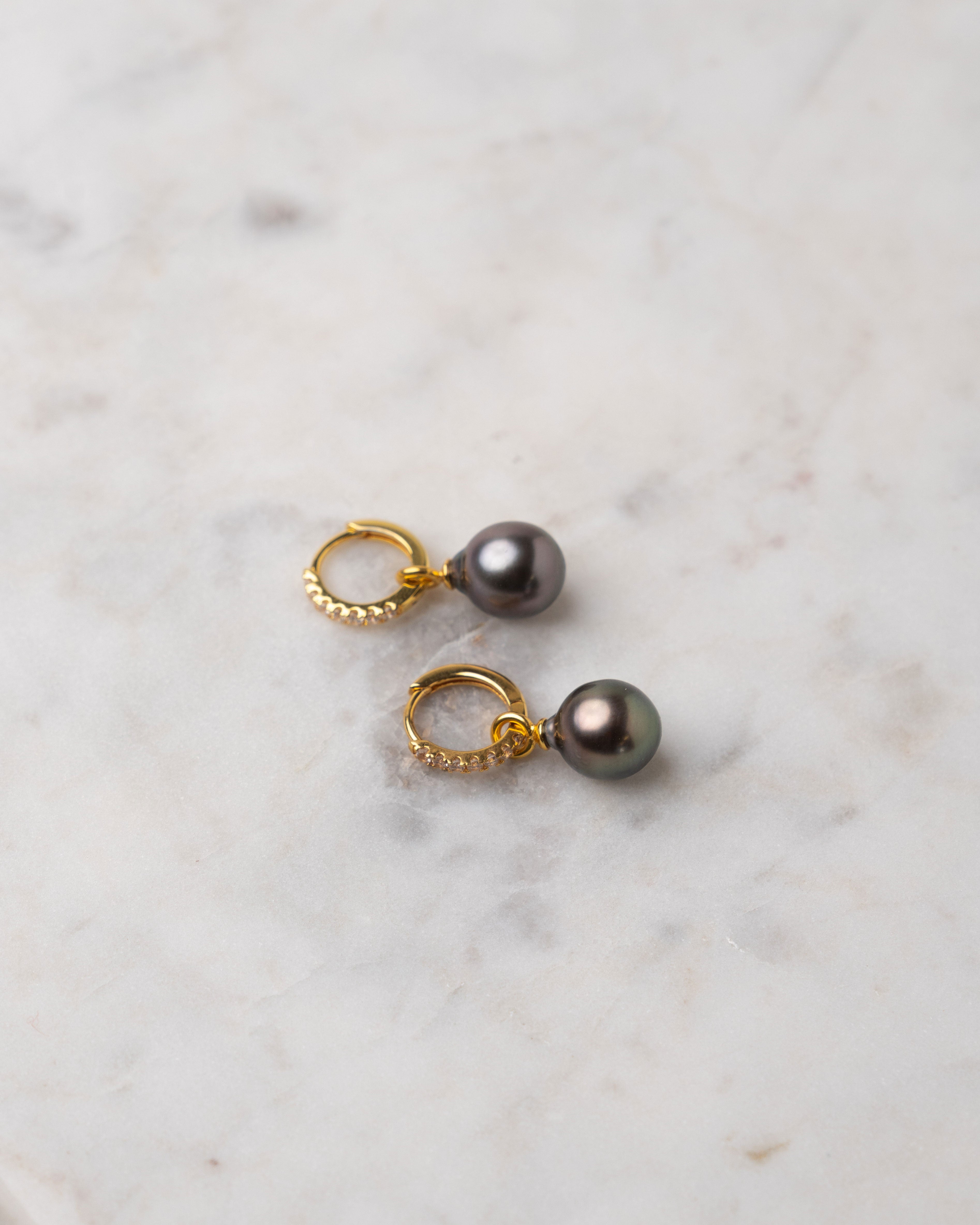 Aros de Oro Amarillo de 18k con Diamantes y Perla Tahití Barroca