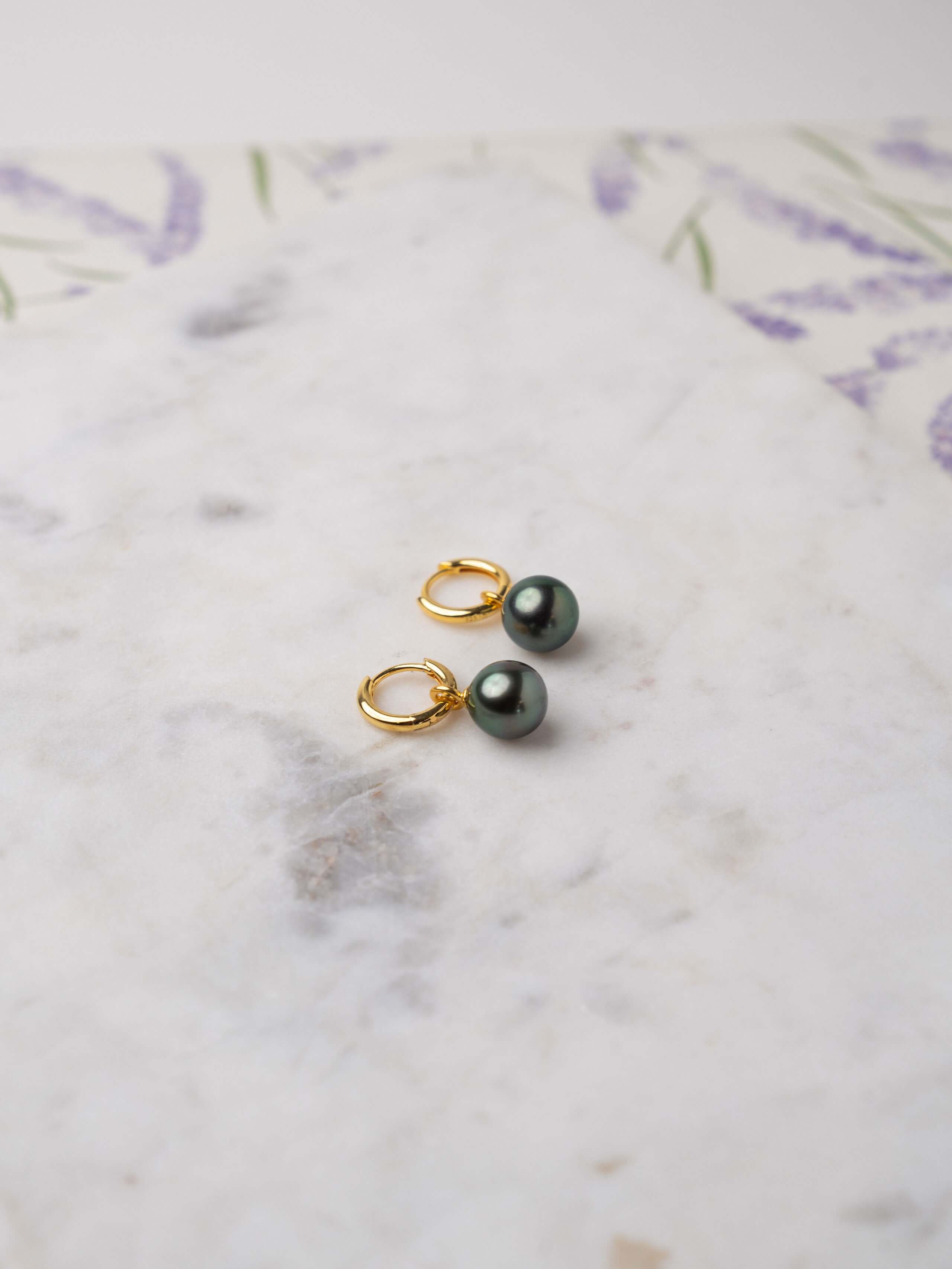 Pendientes de aro con charms de perlas cultivadas tahiti de 9- 9,5 mm