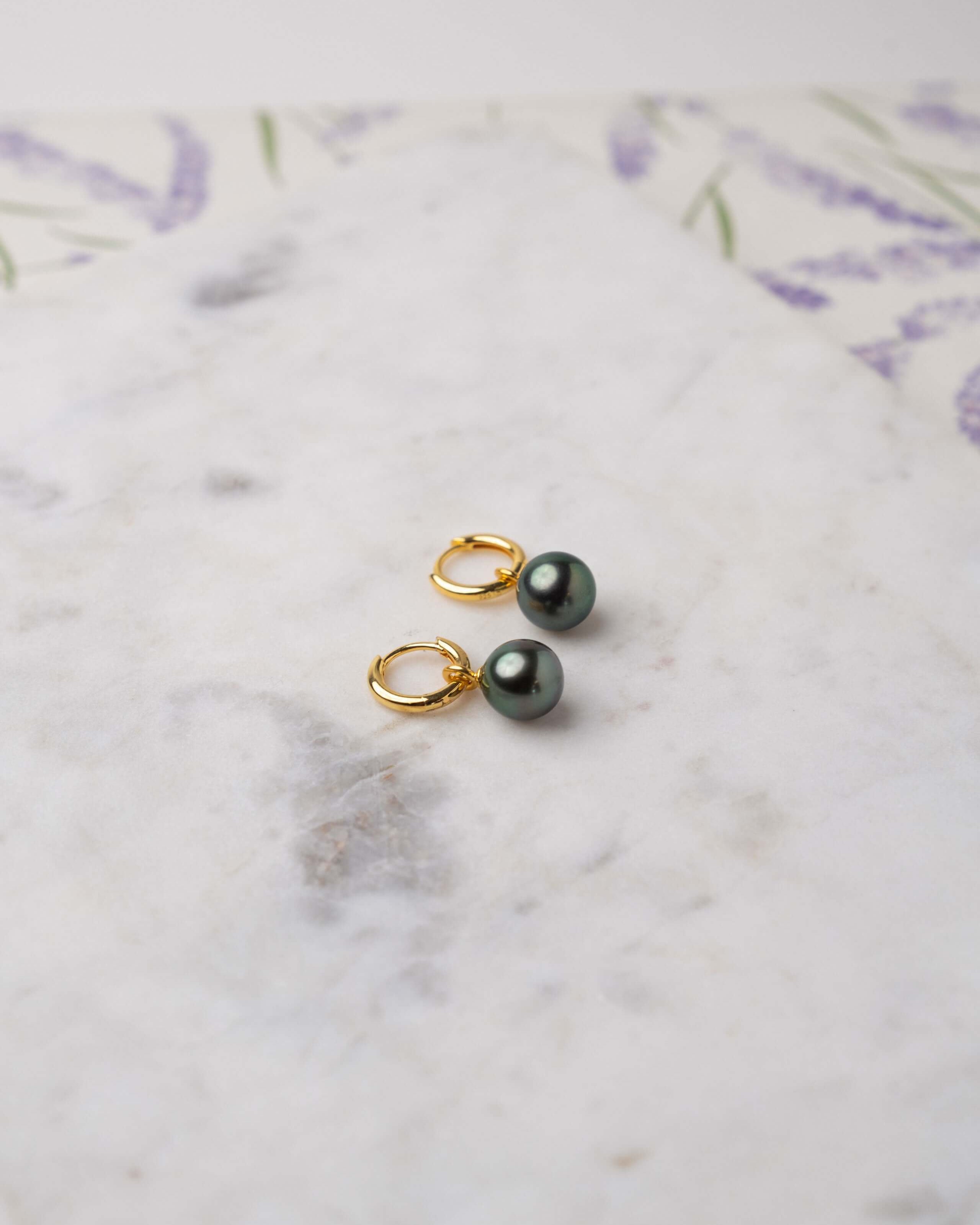 Pendientes de aro con charms de perlas cultivadas tahiti de 9- 9,5 mm