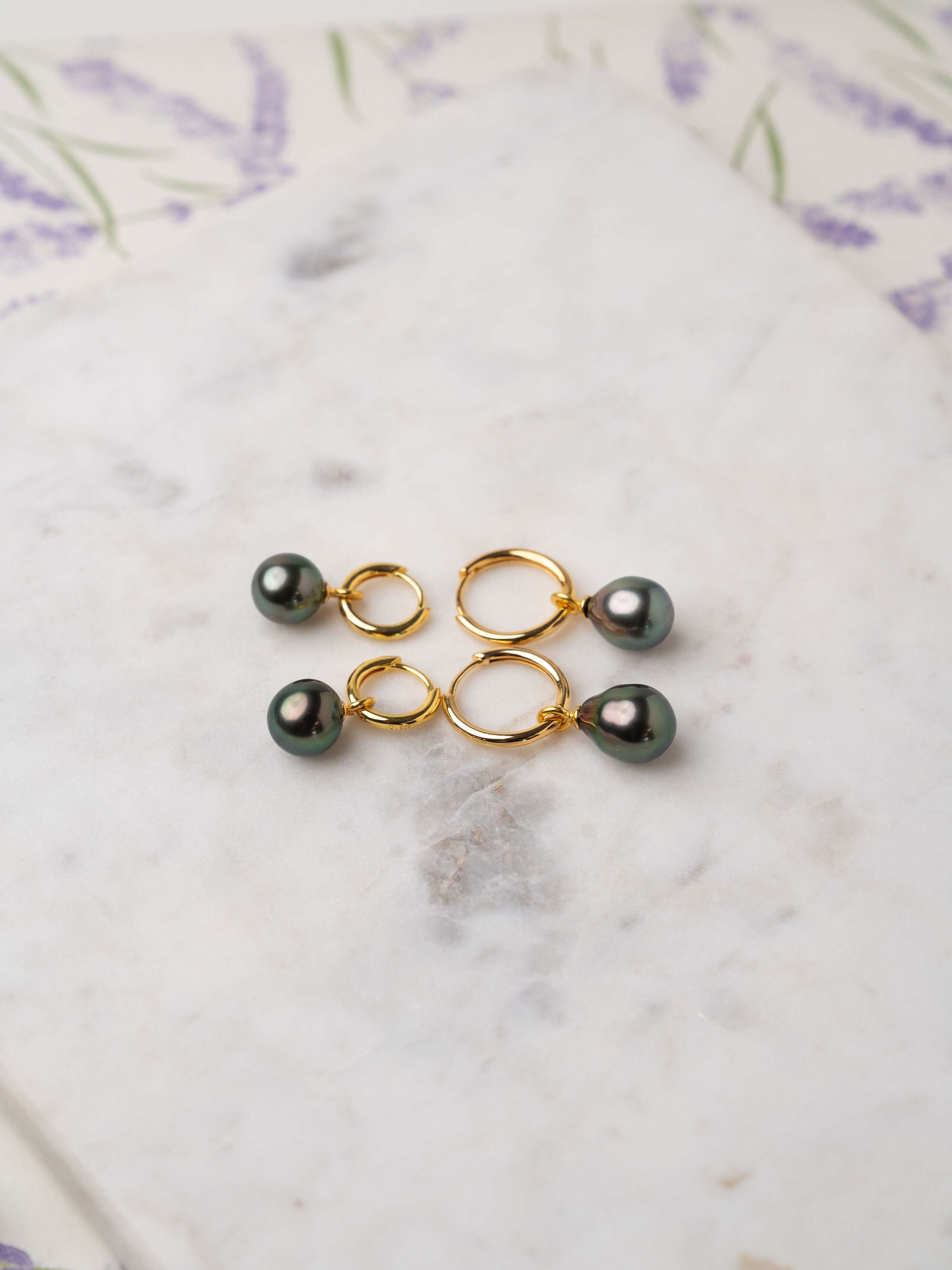 Pendientes de aro con charms de perlas cultivadas tahiti de 9- 9,5 mm