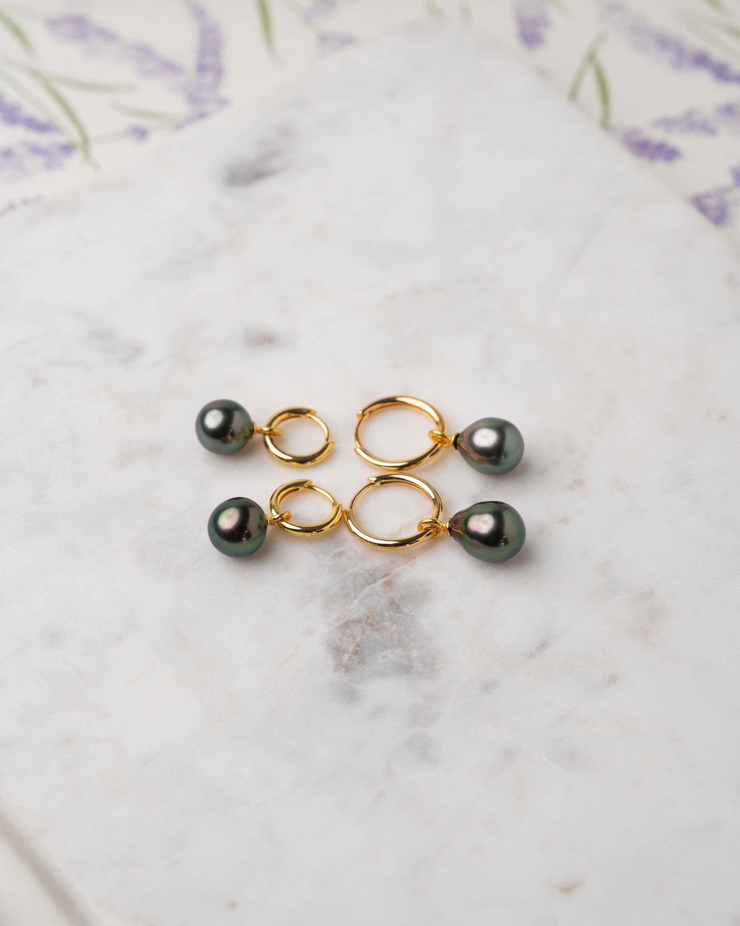 Pendientes de aro con charms de perlas cultivadas tahiti de 9- 9,5 mm