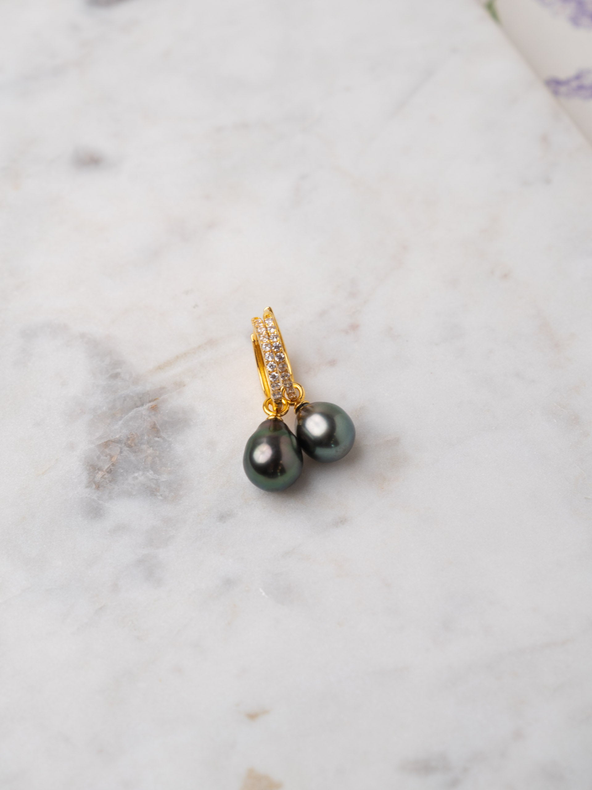 Aros de Oro Vermeil de 16 mm con circonitas y Perla Tahití Barroca