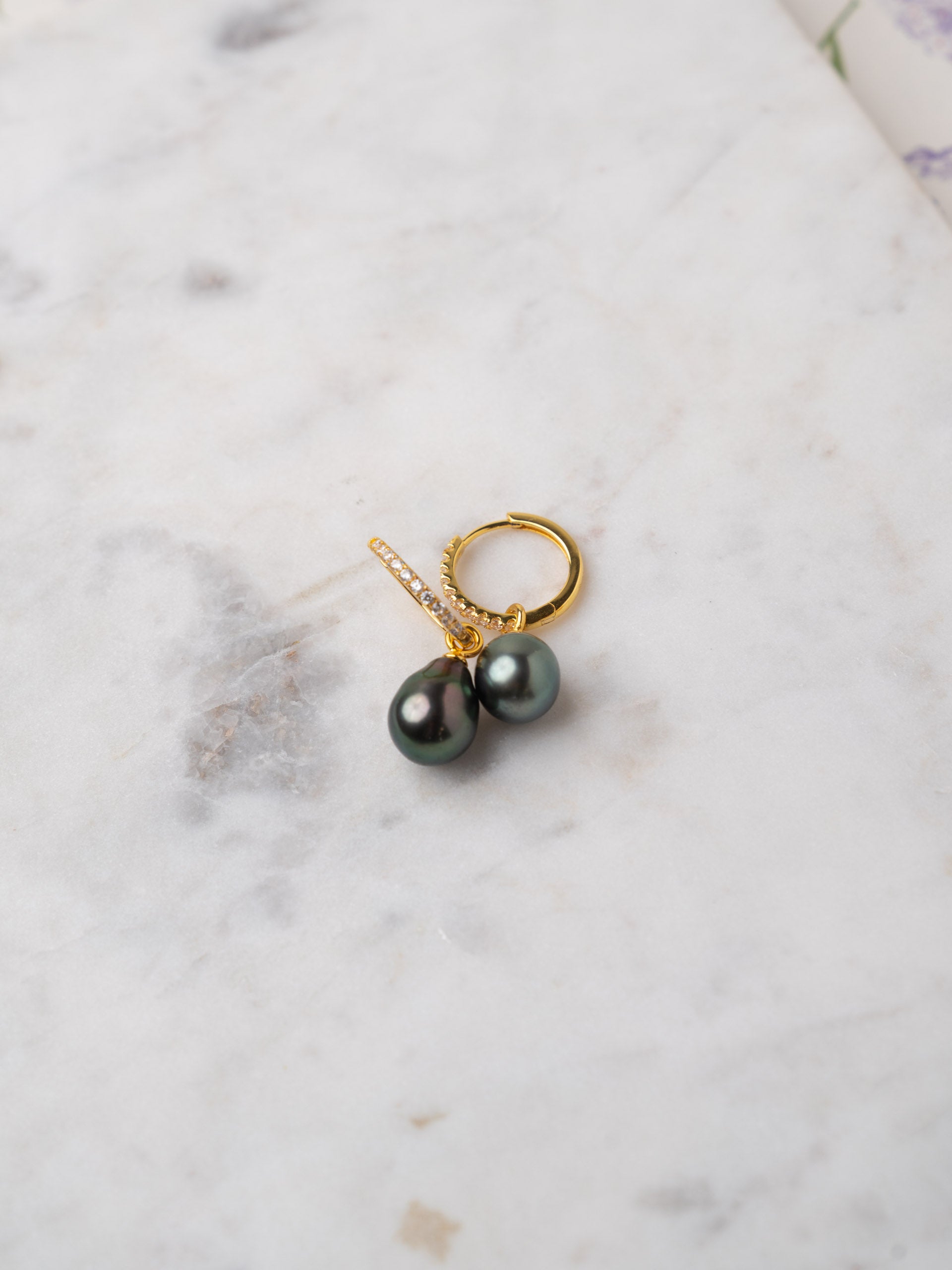 Aros de Oro Vermeil de 16 mm con circonitas y Perla Tahití Barroca