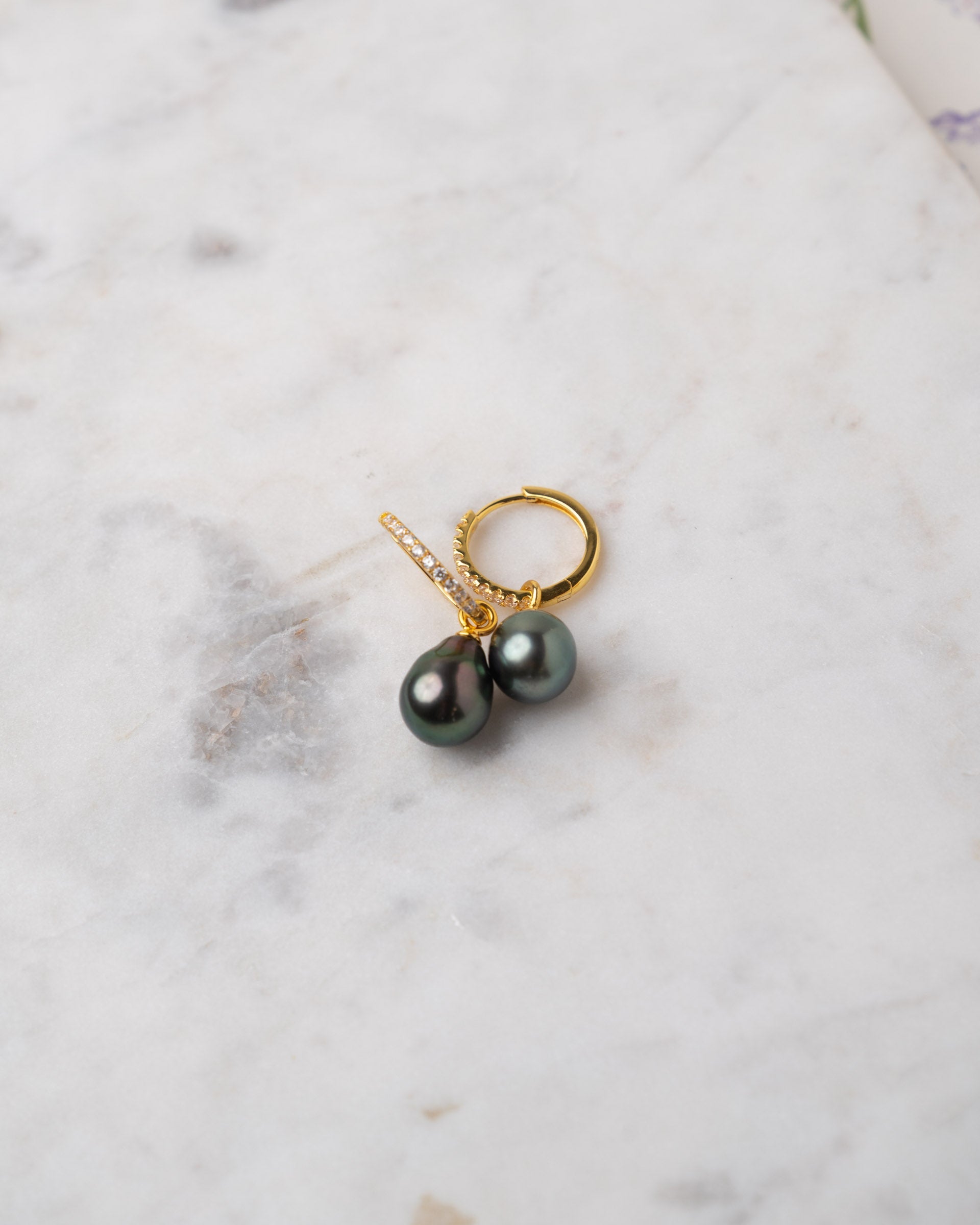 Aros de Oro Vermeil de 16 mm con circonitas y Perla Tahití Barroca