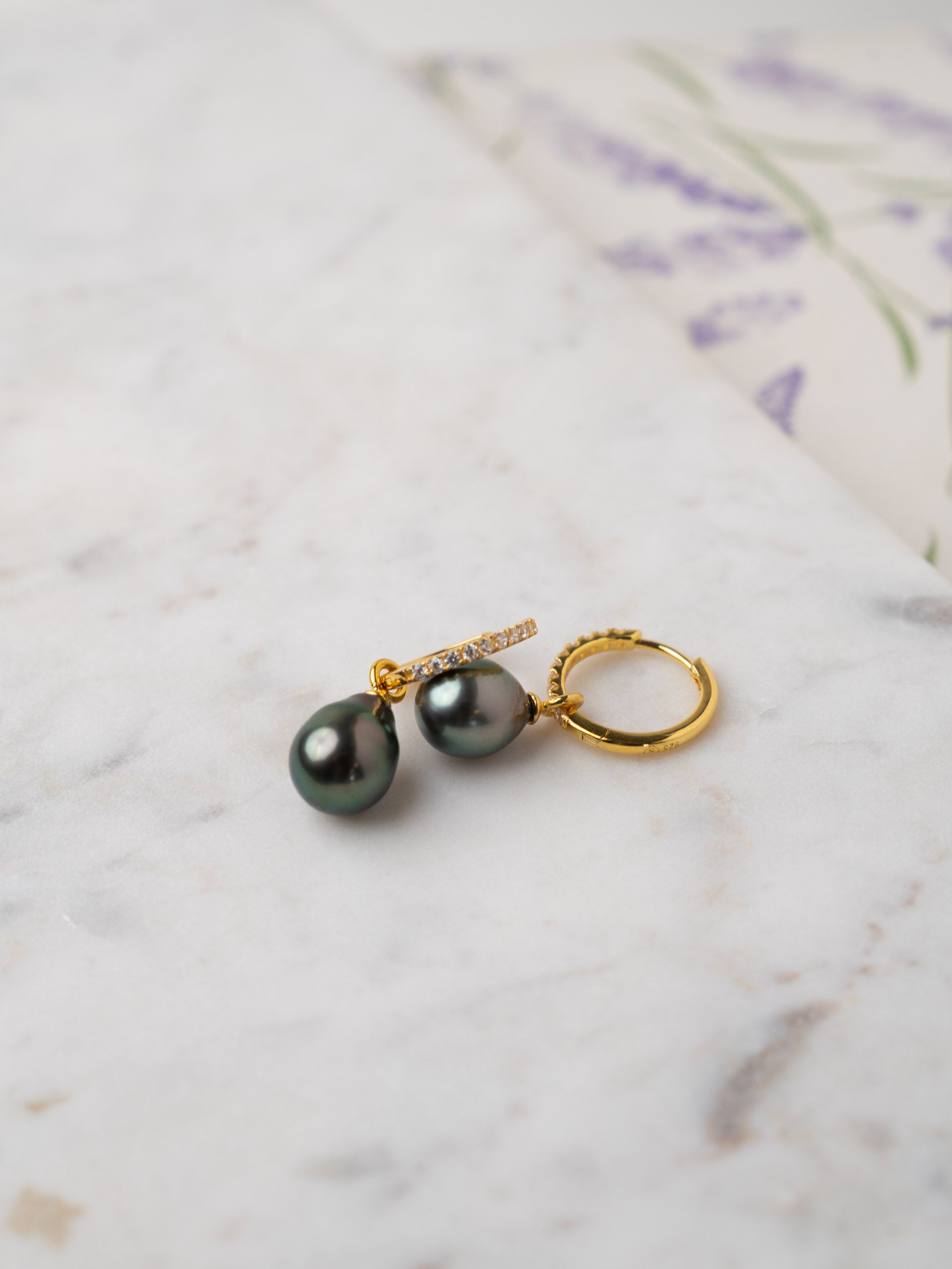 Aros de Oro Vermeil de 16 mm con circonitas y Perla Tahití Barroca