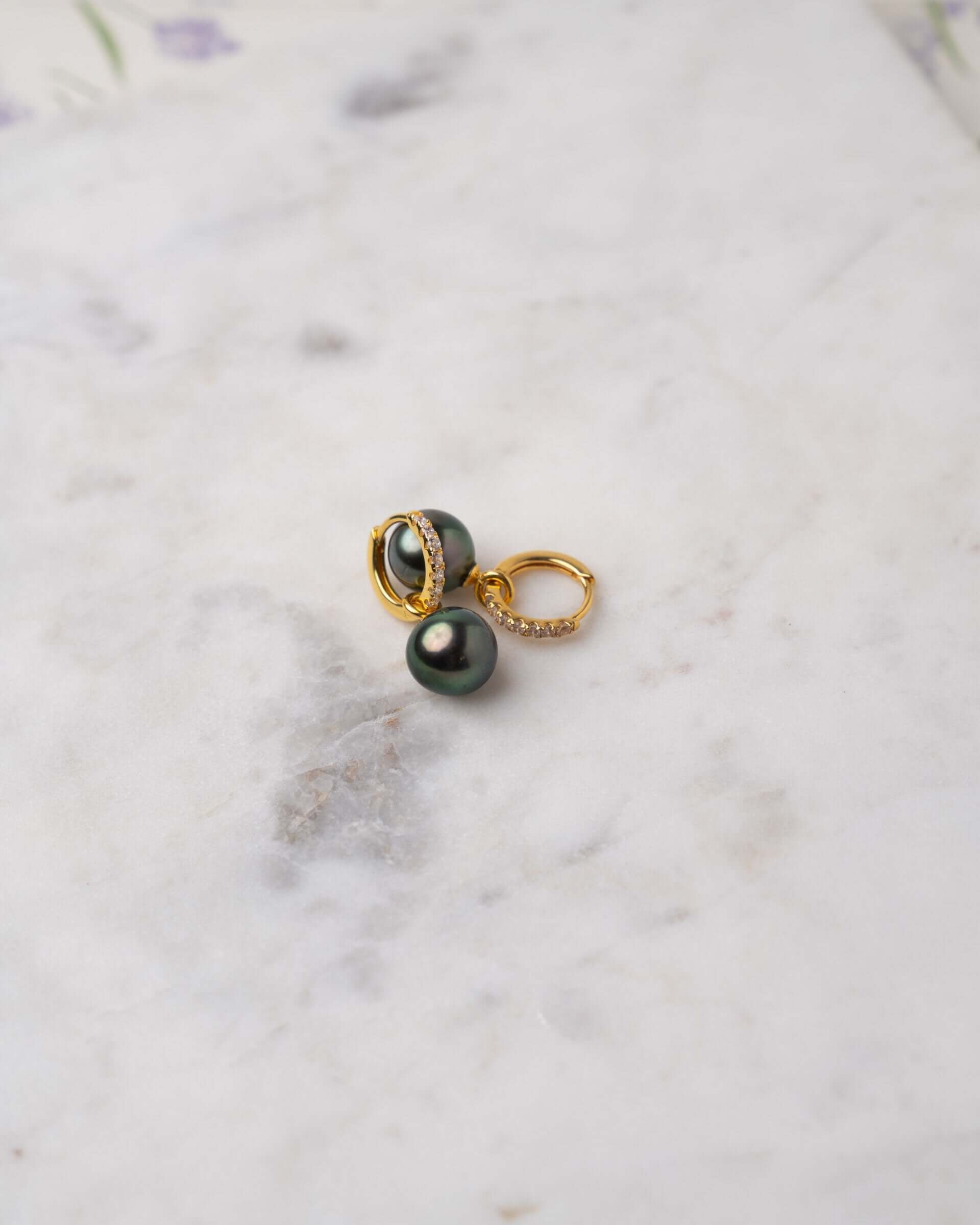 Aros de Oro Amarillo de 18k con Diamantes y Perla Tahití Redonda