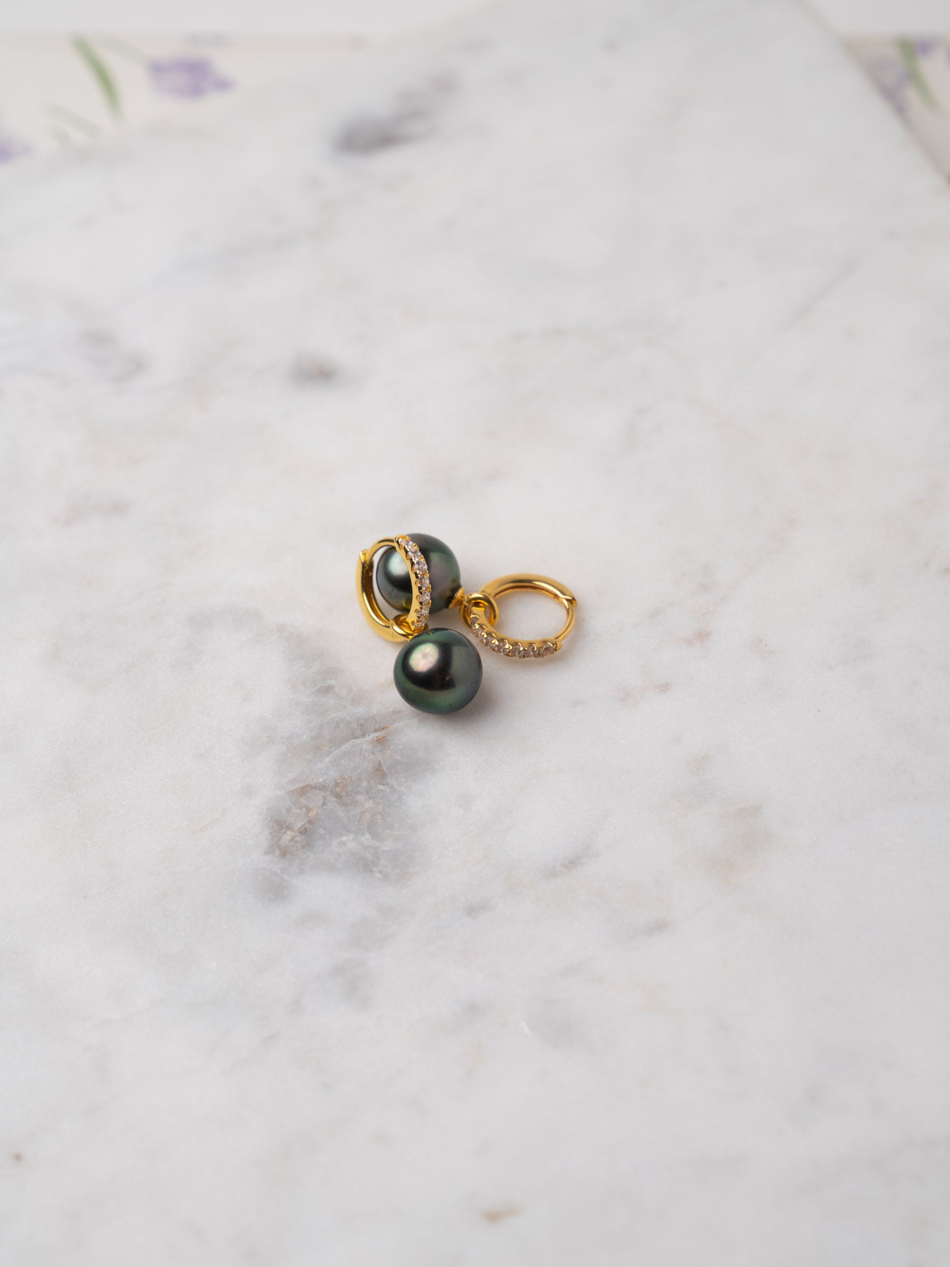 Pendientes de Aro de Oro Vermeil con Circonitas y Perla Tahití - 12 mm