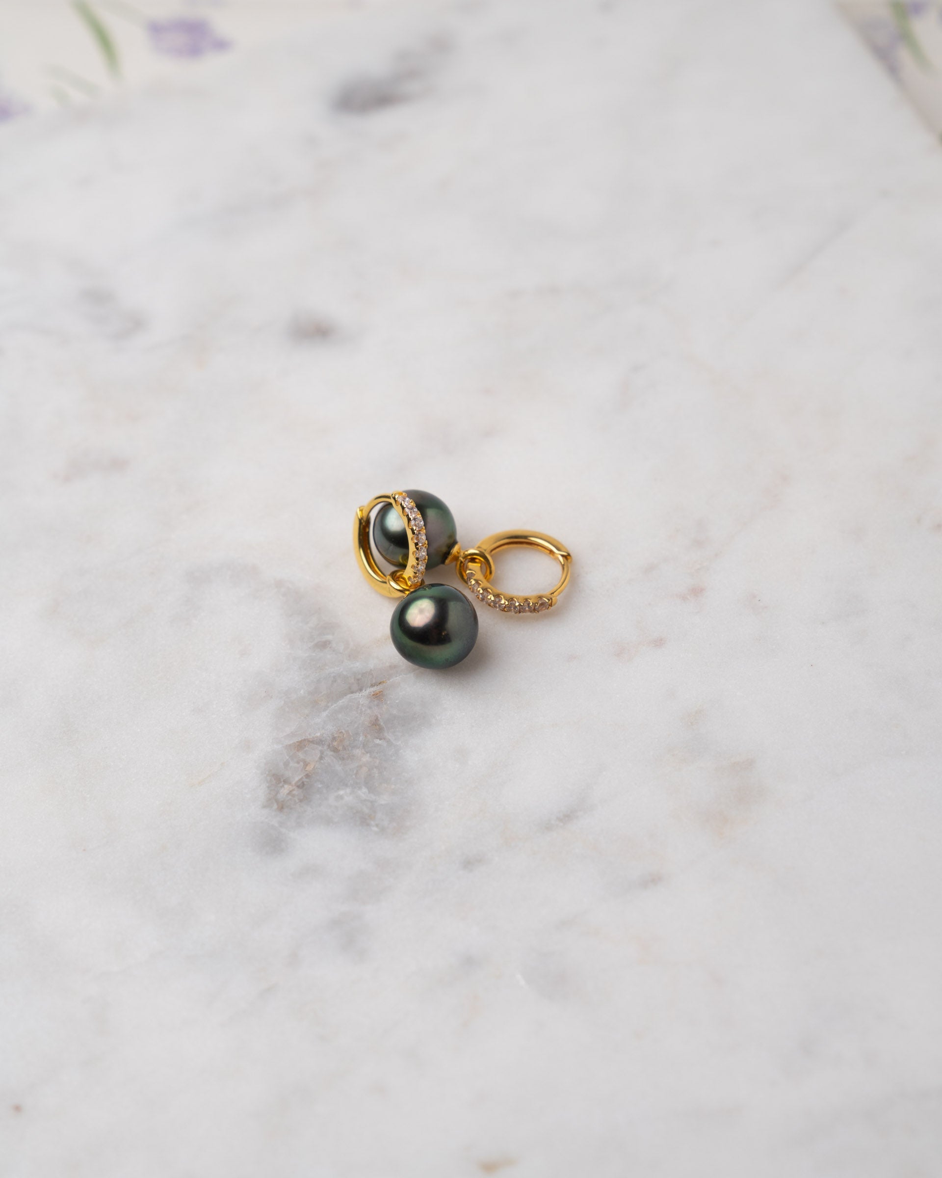 Pendientes de Aro de Oro Vermeil con Circonitas y Perla Tahití - 12 mm