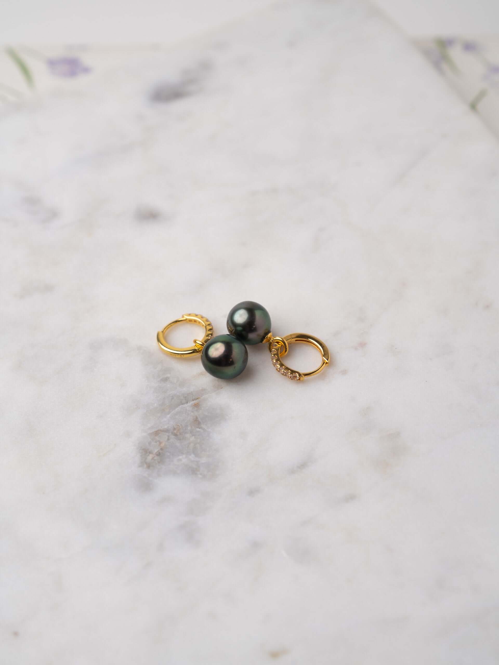 Aros de Oro Amarillo de 18k con Diamantes y Perla Tahití Redonda