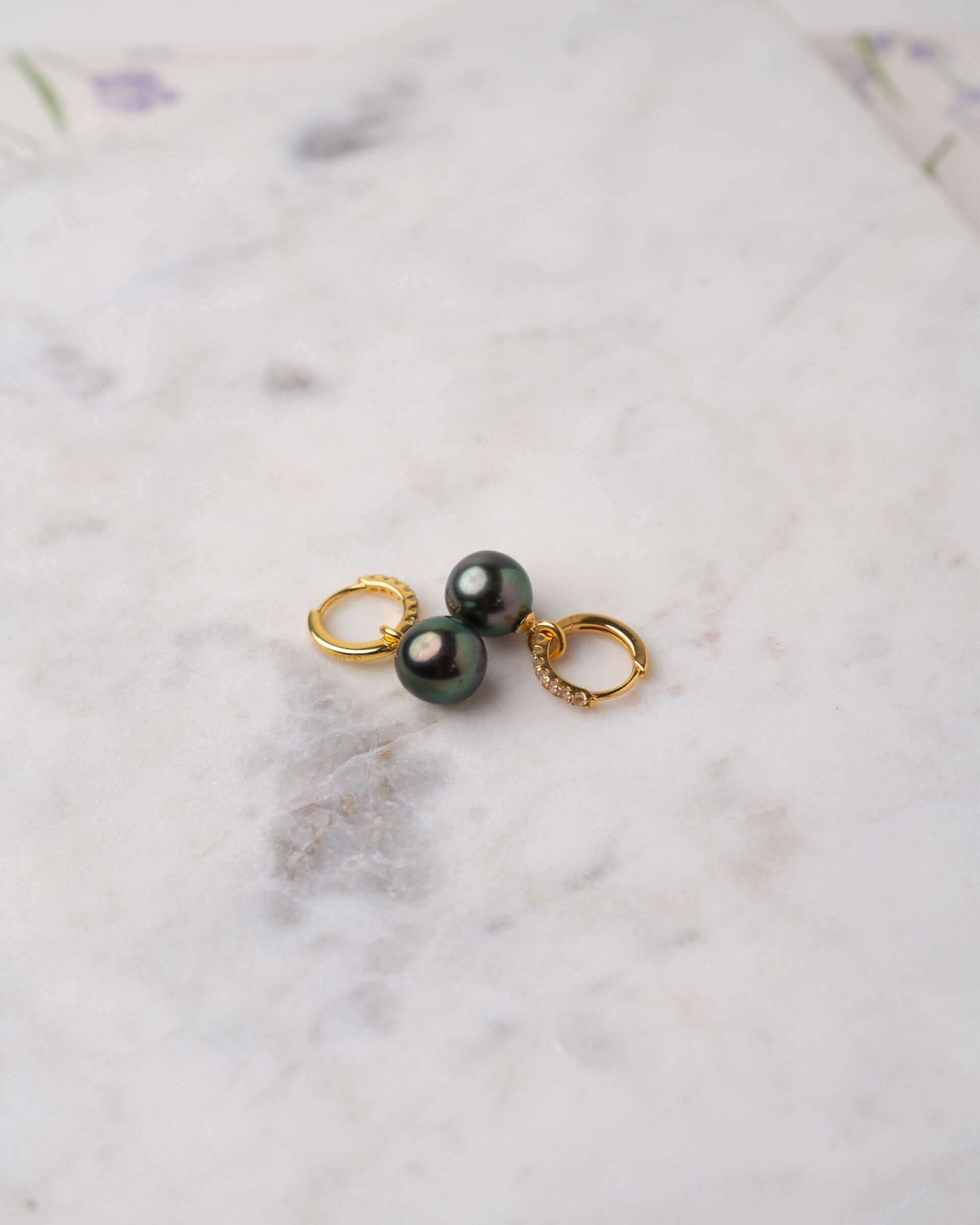 Aros de Oro Amarillo de 18k con Diamantes y Perla Tahití Redonda