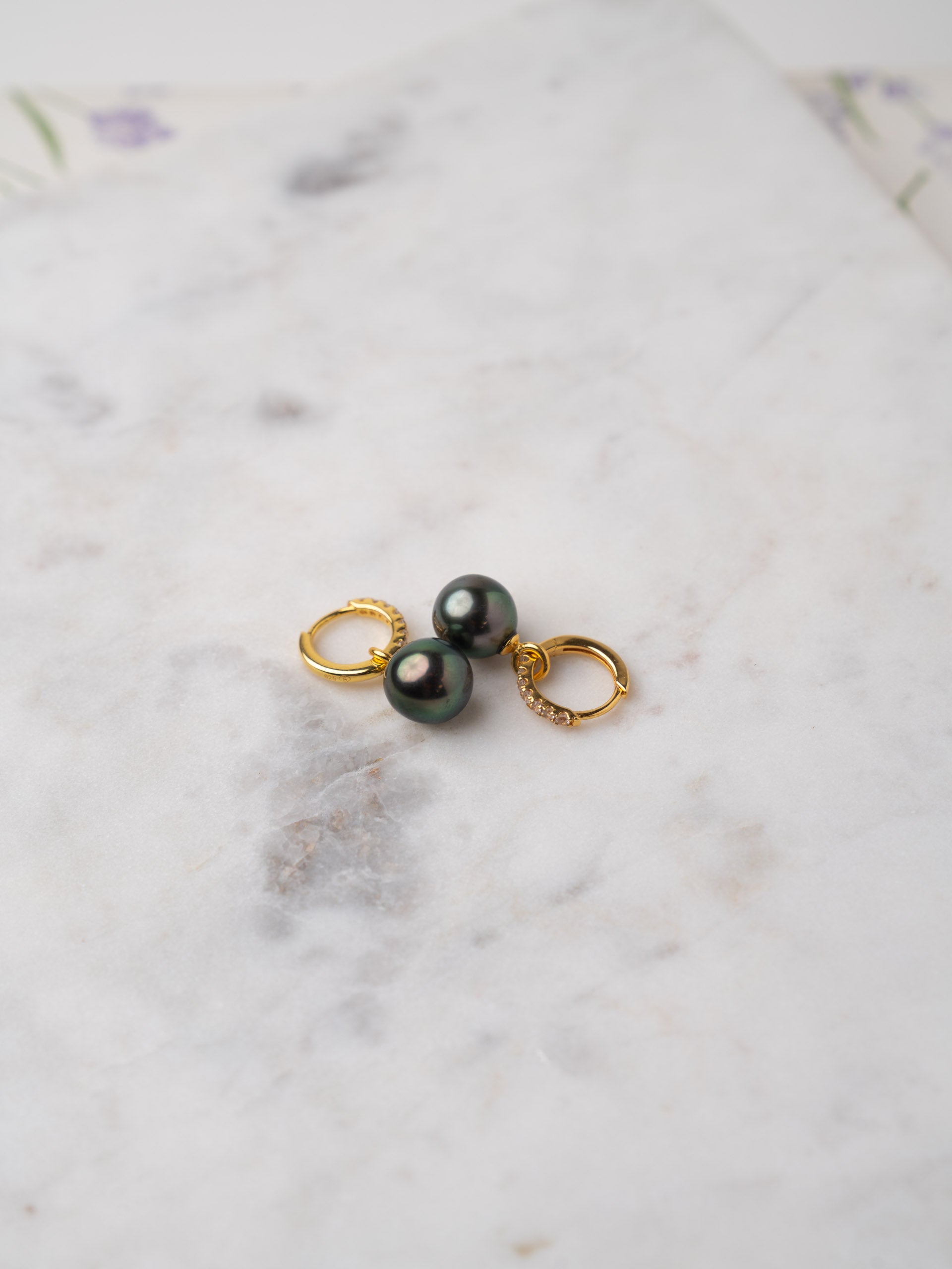 Pendientes de Aro de Oro Vermeil con Circonitas y Perla Tahití - 12 mm