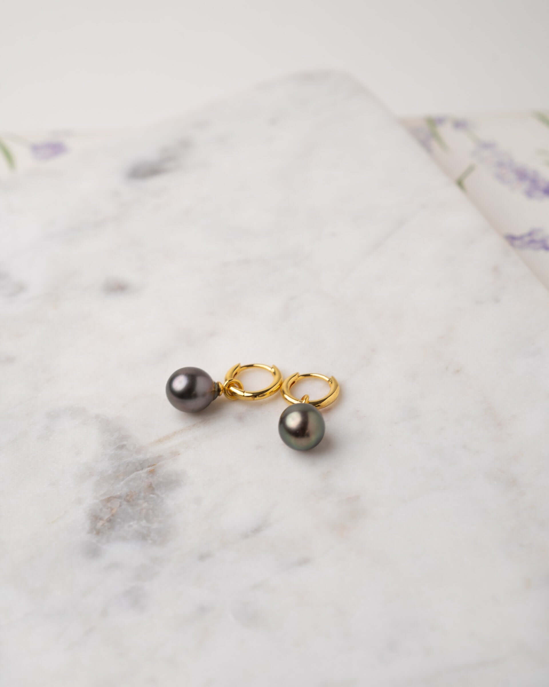 Aros de Oro Amarillo de 18k con Perla Tahití Barroca