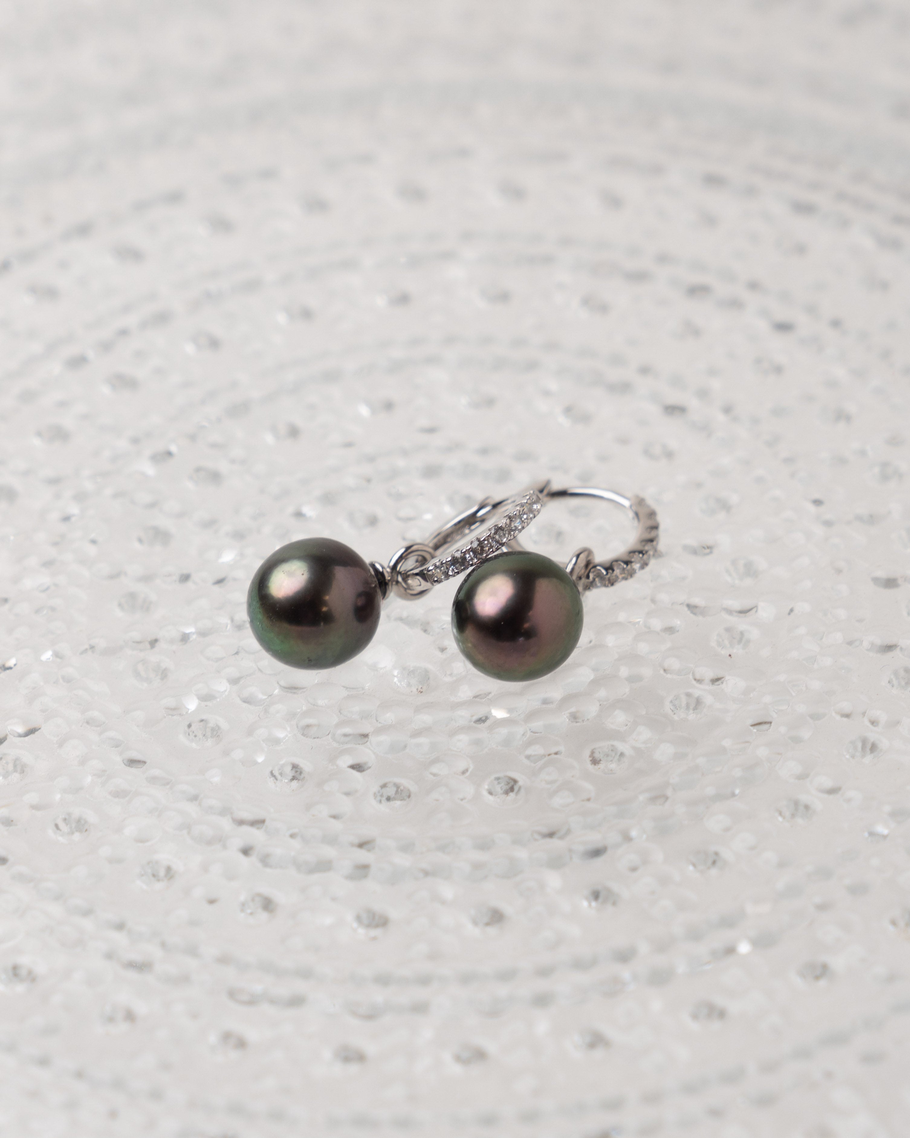 Aros de Oro Blanco de 18k con Diamantes y Perla Tahití Barroca