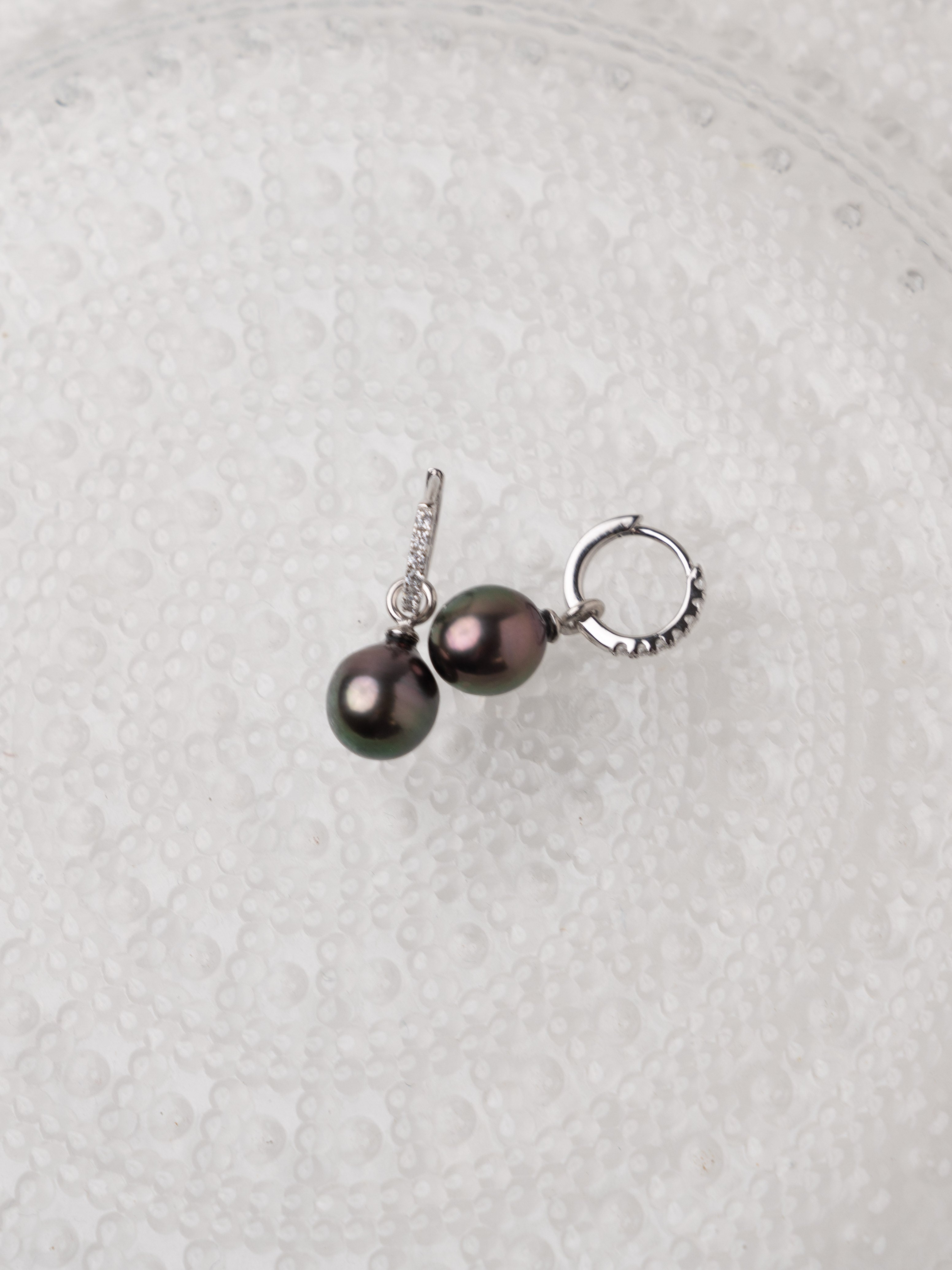 Aros de Plata de Ley de 12 mm con Circonitas y Perla Tahiti Barroca