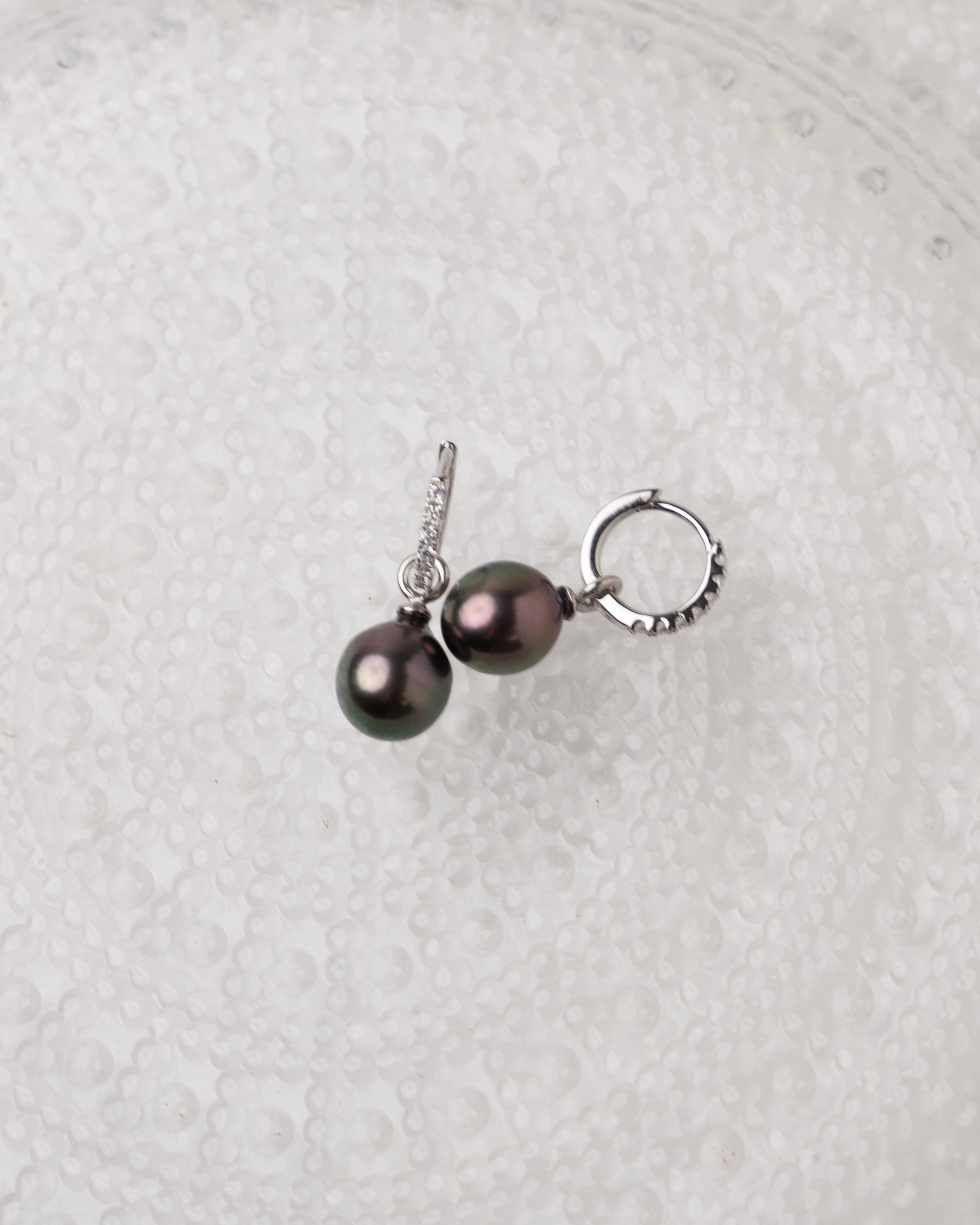Aros de Plata de Ley de 12 mm con Circonitas y Perla Tahiti Barroca