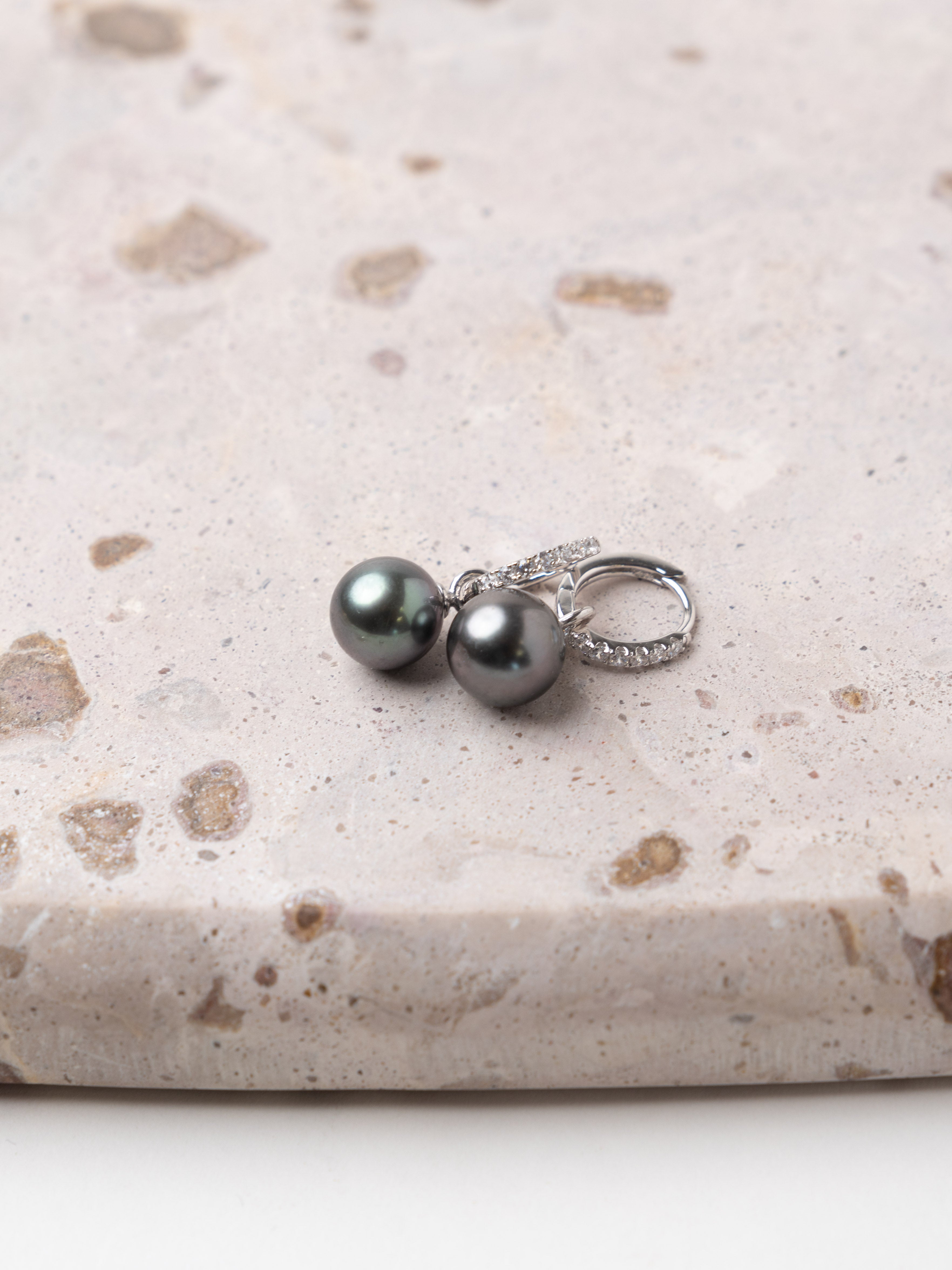 Aros de Plata de Ley de 12 mm con Circonitas y Perla Tahiti Redonda