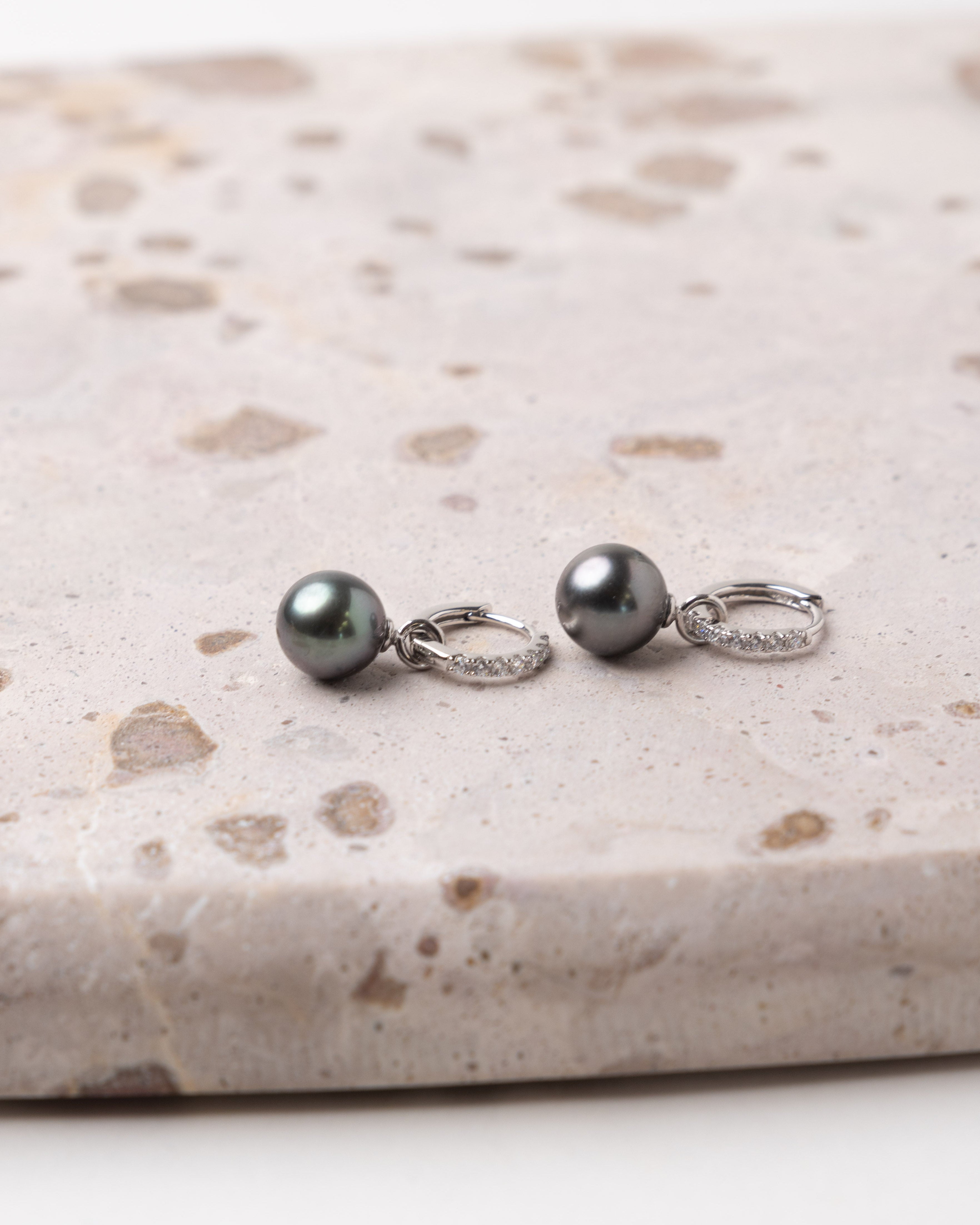 Aros de Oro Blanco de 18k con Diamantes y Perla Tahití Redonda