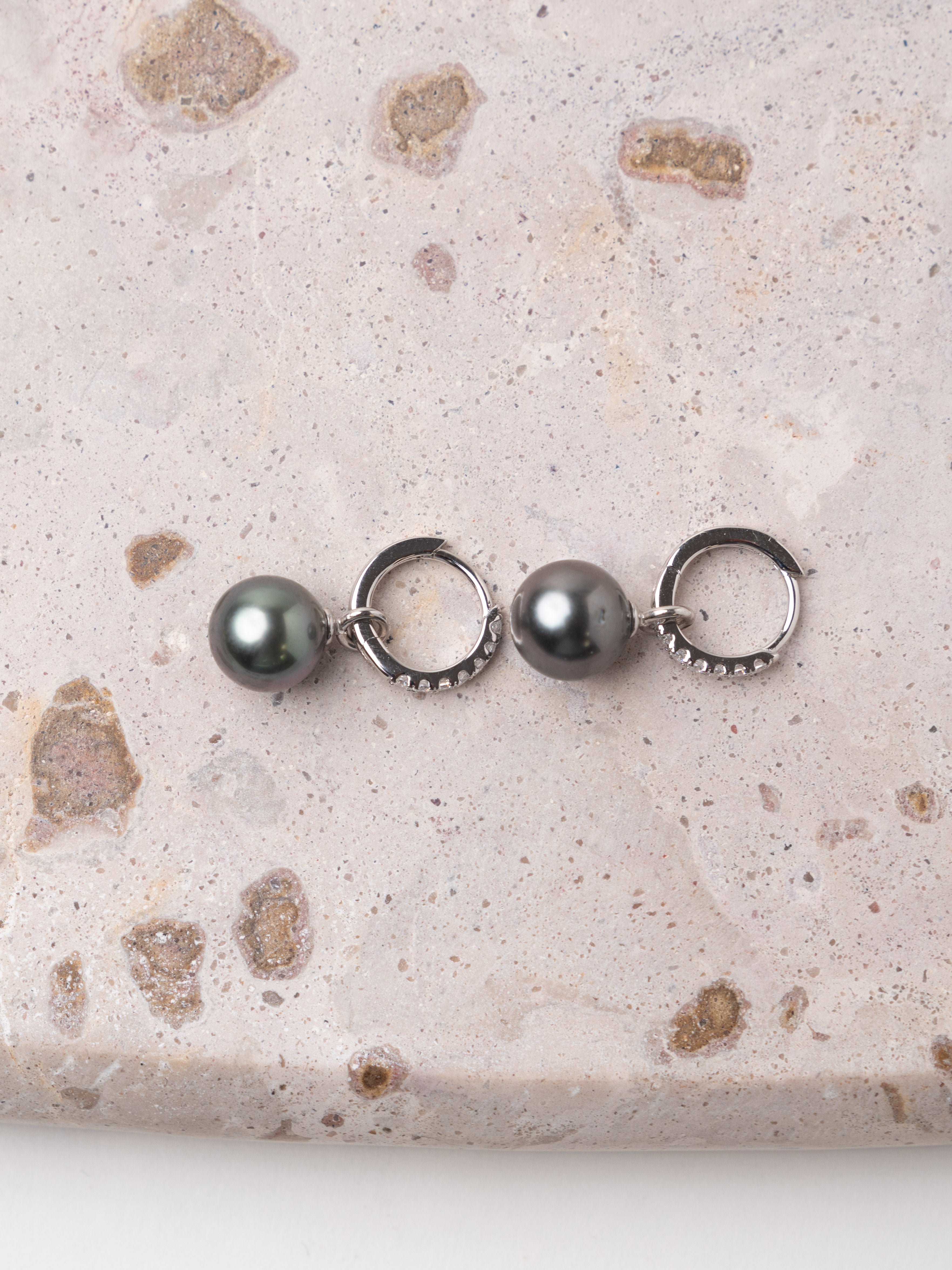 Aros de Plata de Ley de 12 mm con Circonitas y Perla Tahiti Redonda