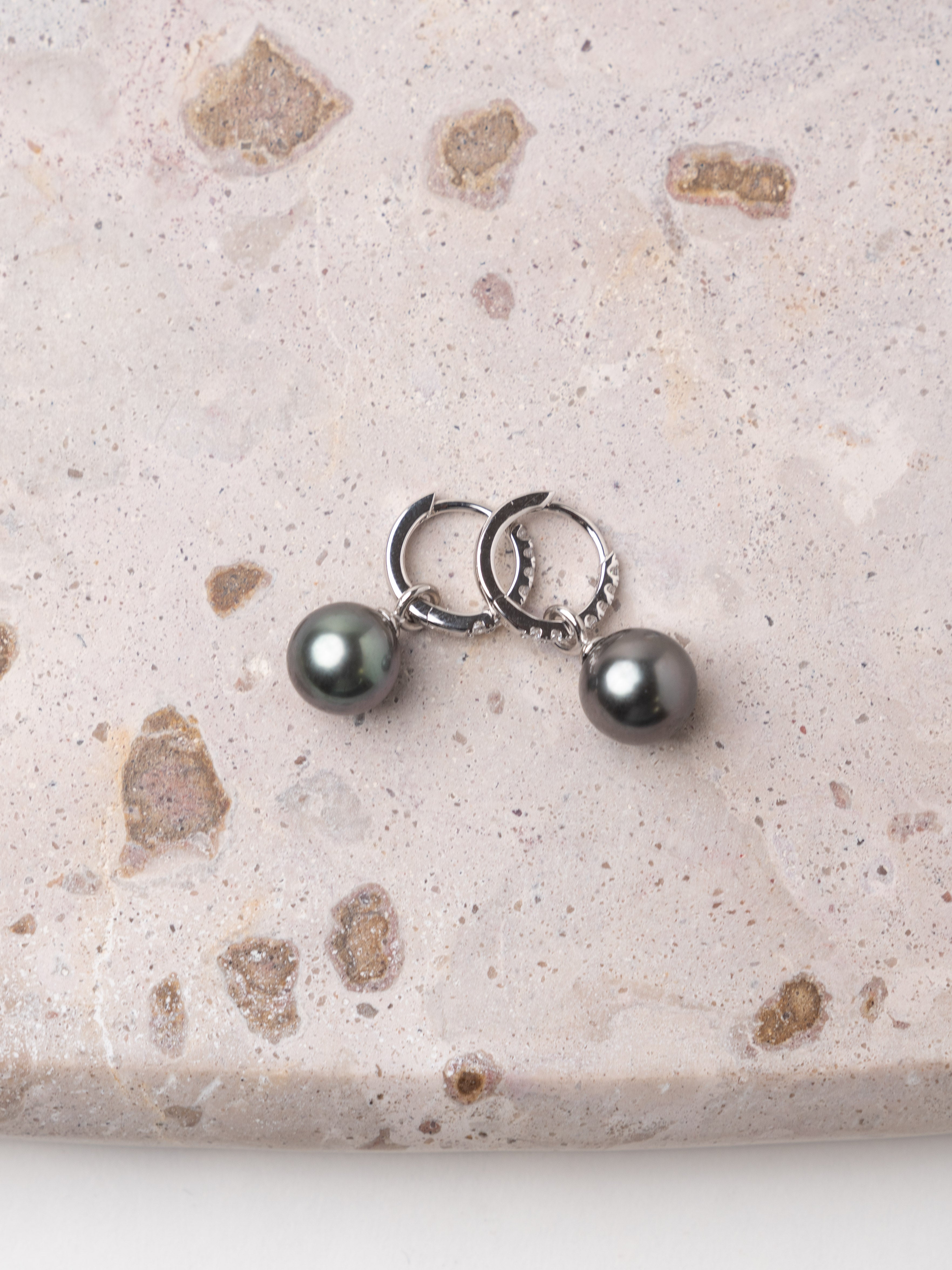 Aros de Plata de Ley de 12 mm con Circonitas y Perla Tahiti Redonda