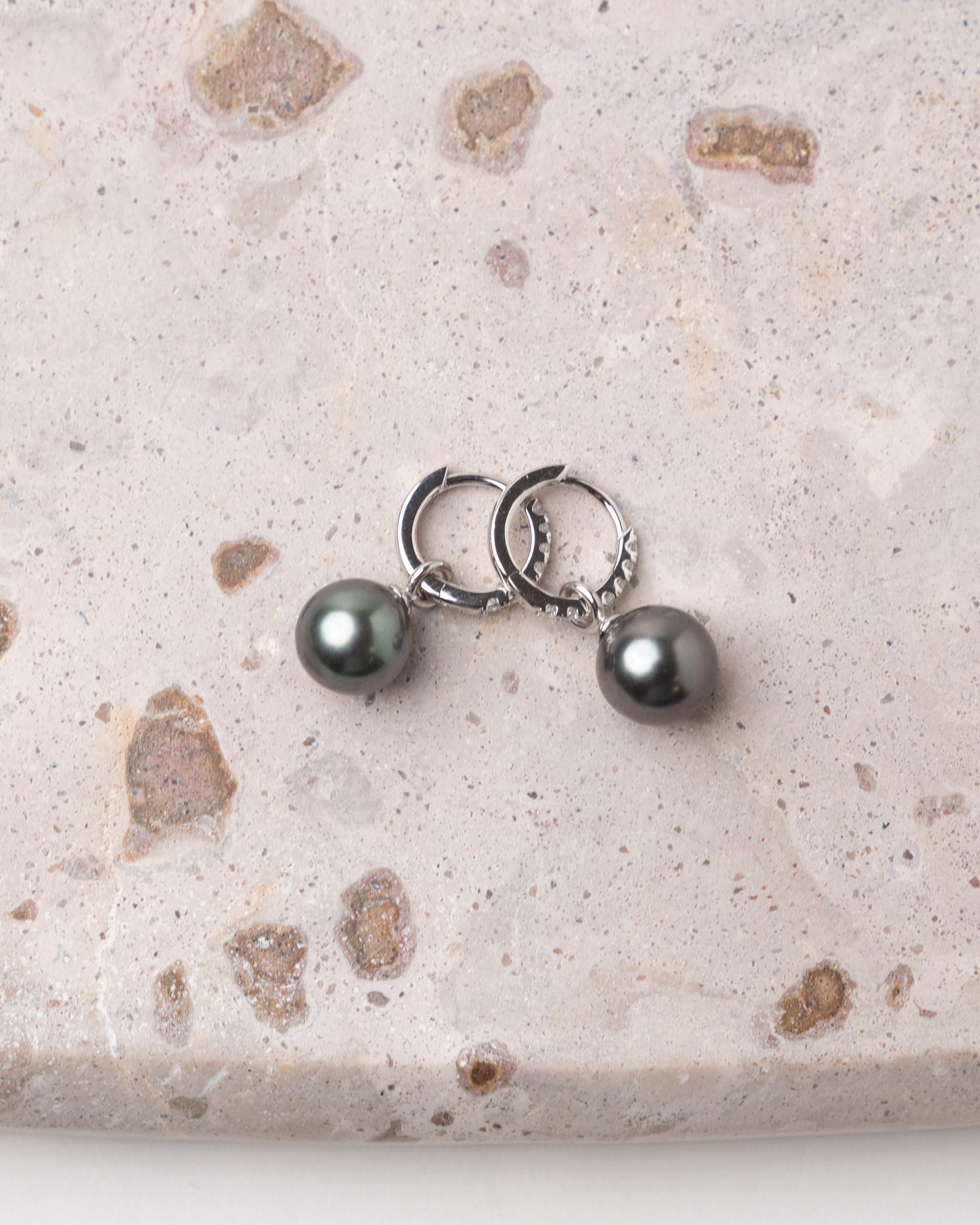 Aros de Plata de Ley de 12 mm con Circonitas y Perla Tahiti Redonda