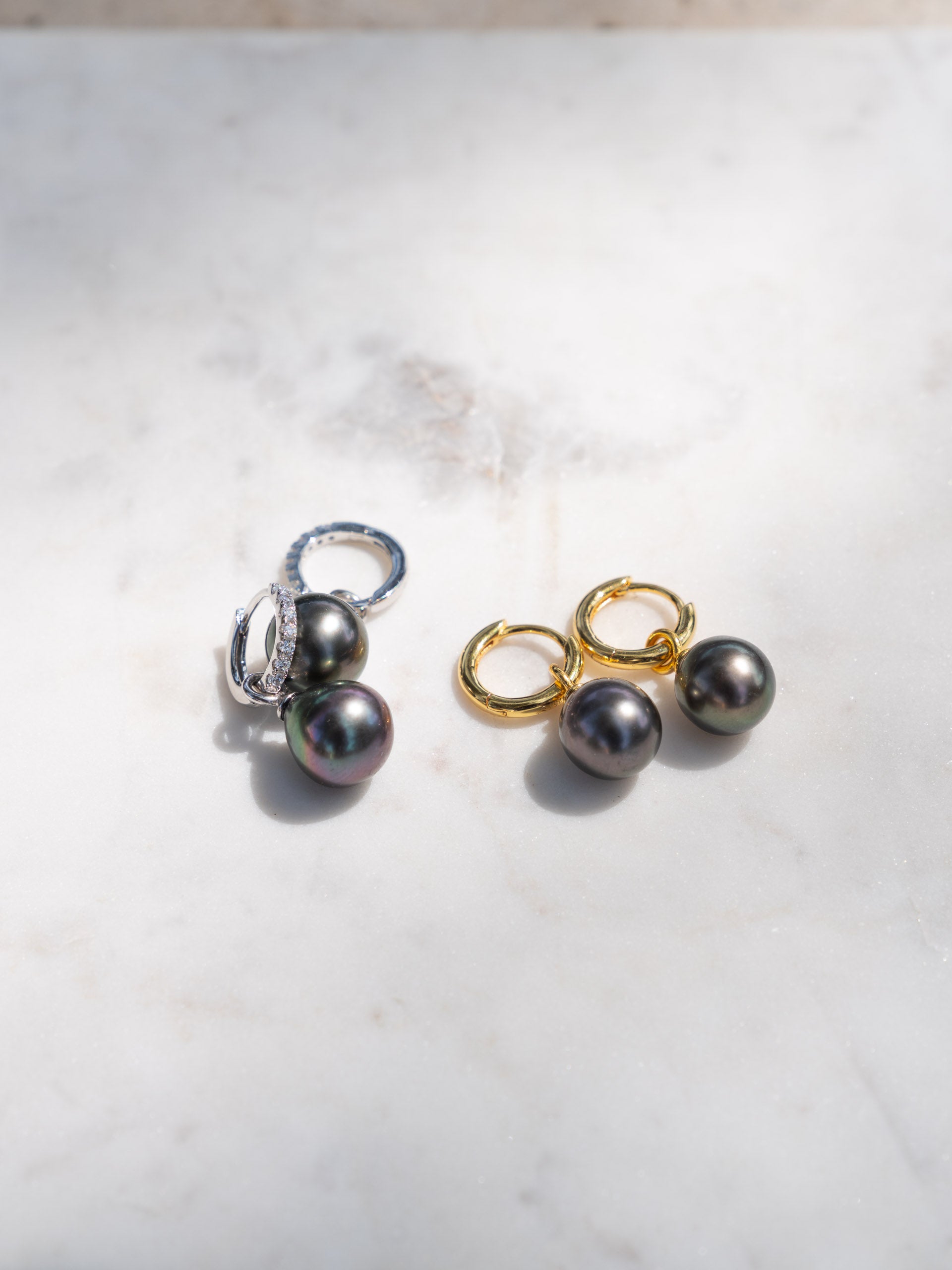 Aros de Plata de Ley de 12 mm con Circonitas y Perla Tahiti Barroca