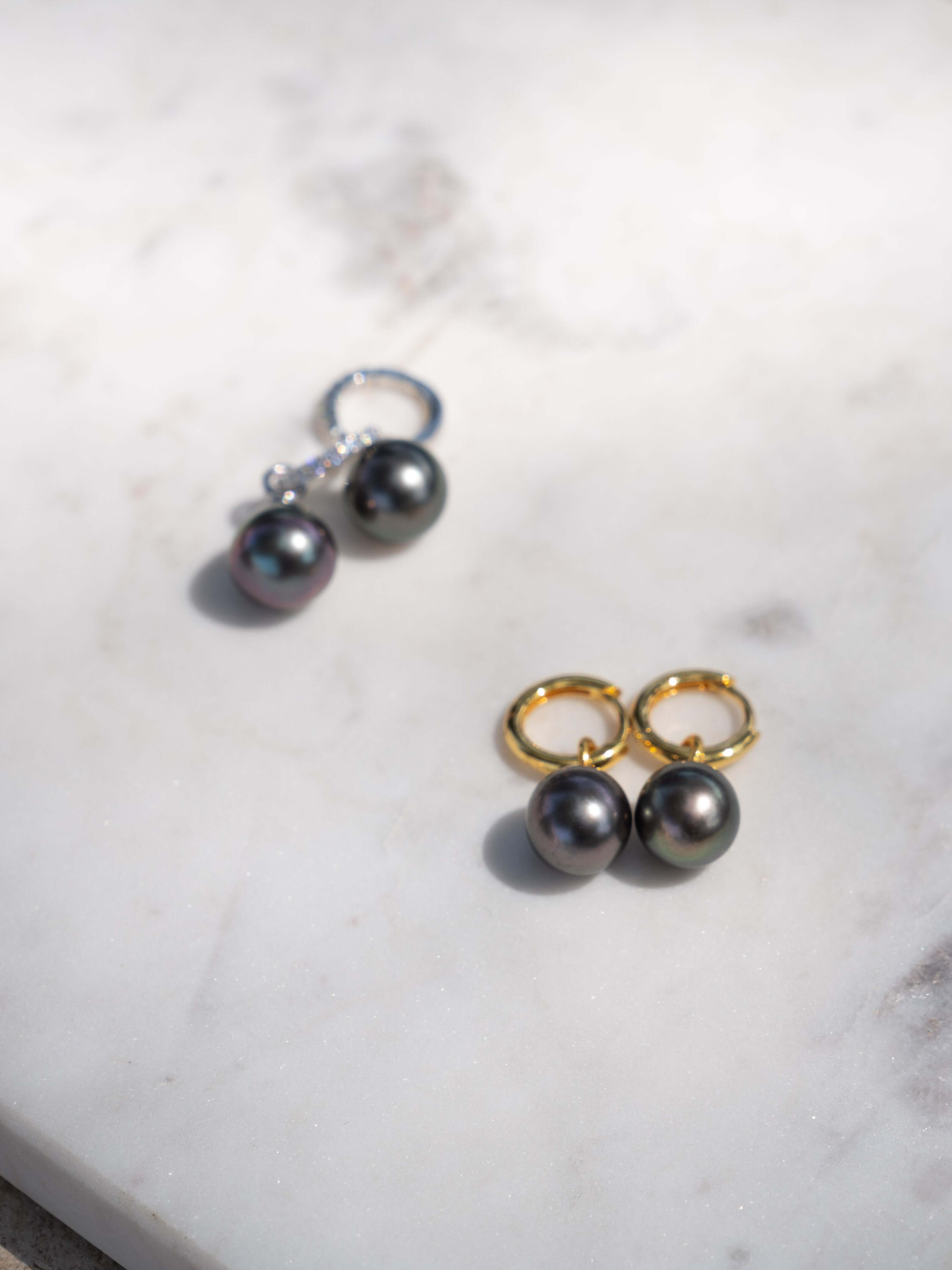 Pendientes de aro con charms de perlas cultivadas tahiti de 9- 9,5 mm