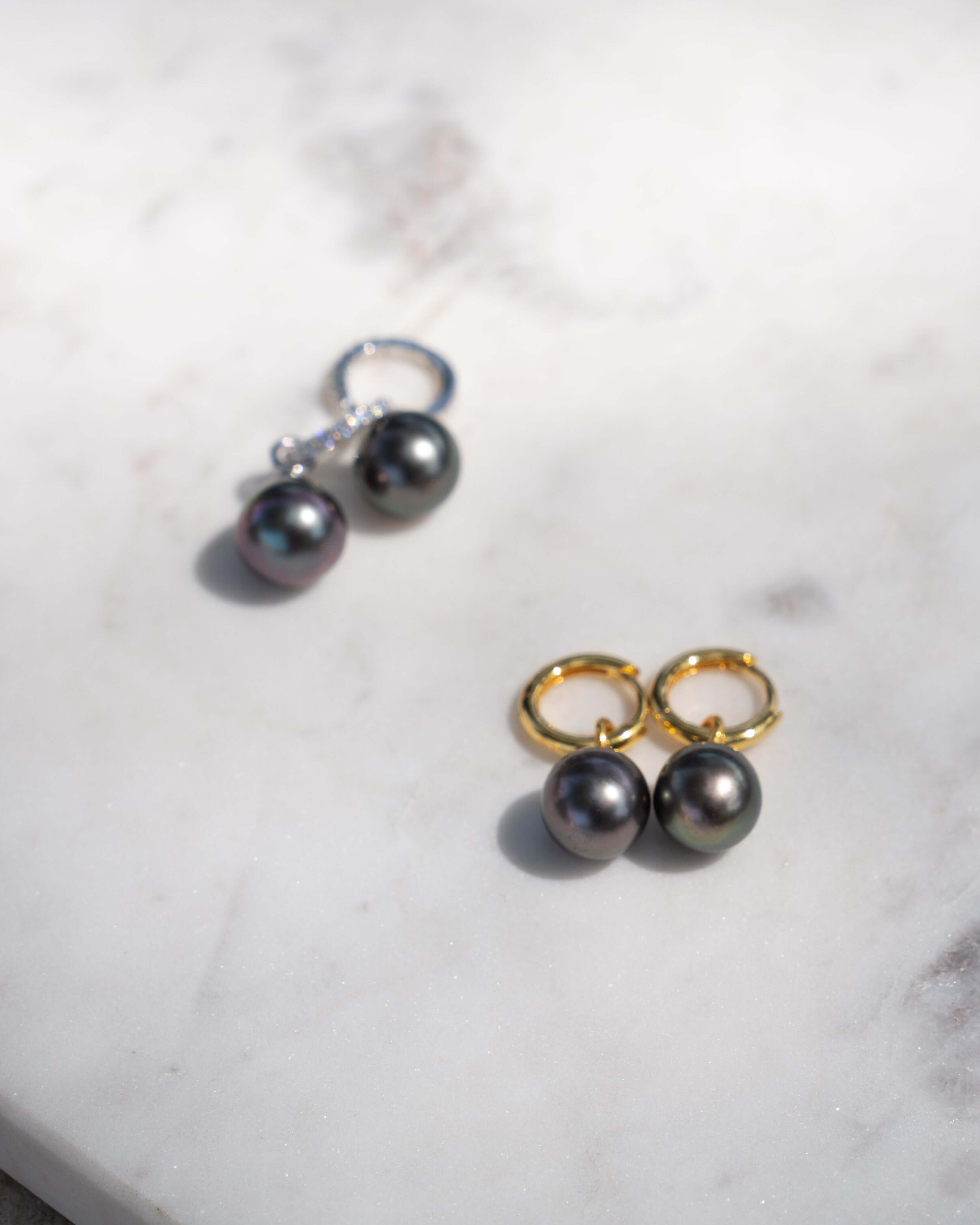 Pendientes de aro con charms de perlas cultivadas tahiti de 9- 9,5 mm